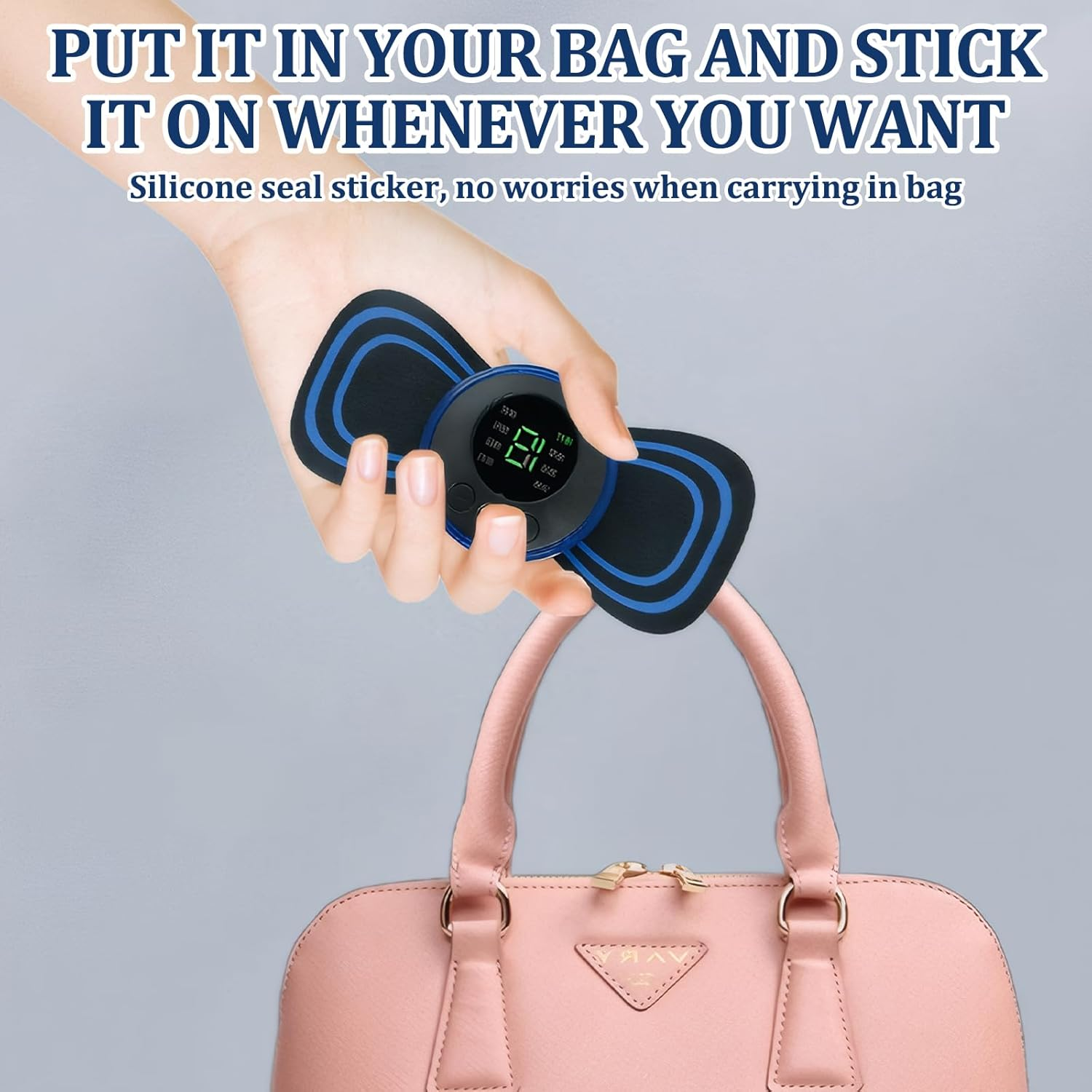 Ein Mann hält ein blau-schwarzes EMS-Gerät über eine rosafarbene Handtasche.
