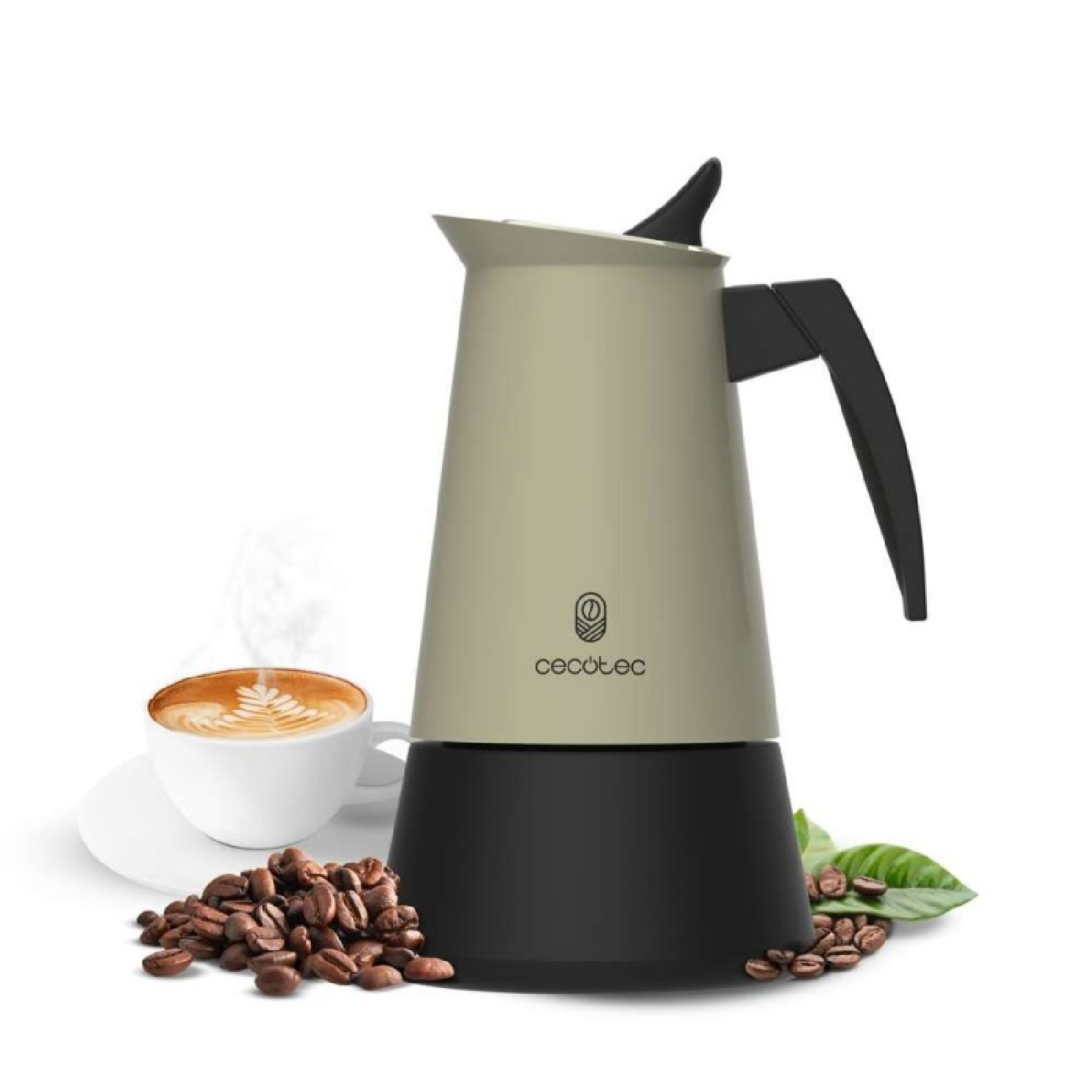 Eine beige Kaffeemaschine mit schwarzem Griff und Basis, daneben eine Tasse Kaffee und Bohnen.