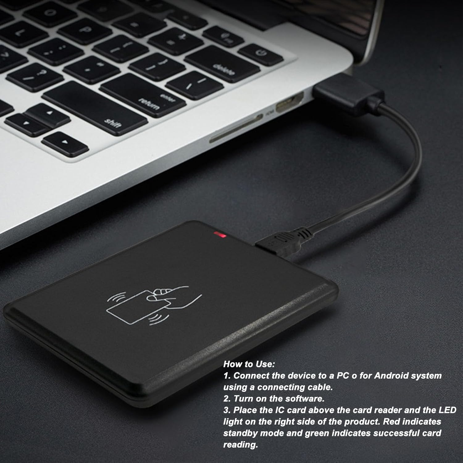 Schwarzer Kartenleser mit rotem LED, verbunden mit einem Laptop über USB.