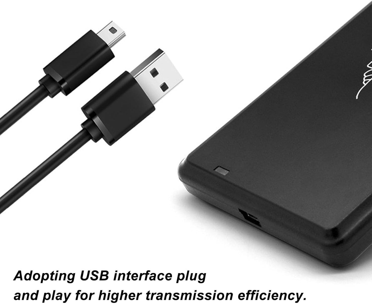 Schwarzes USB-Kabel mit zwei Anschlüssen und ein schwarzes Gerät.