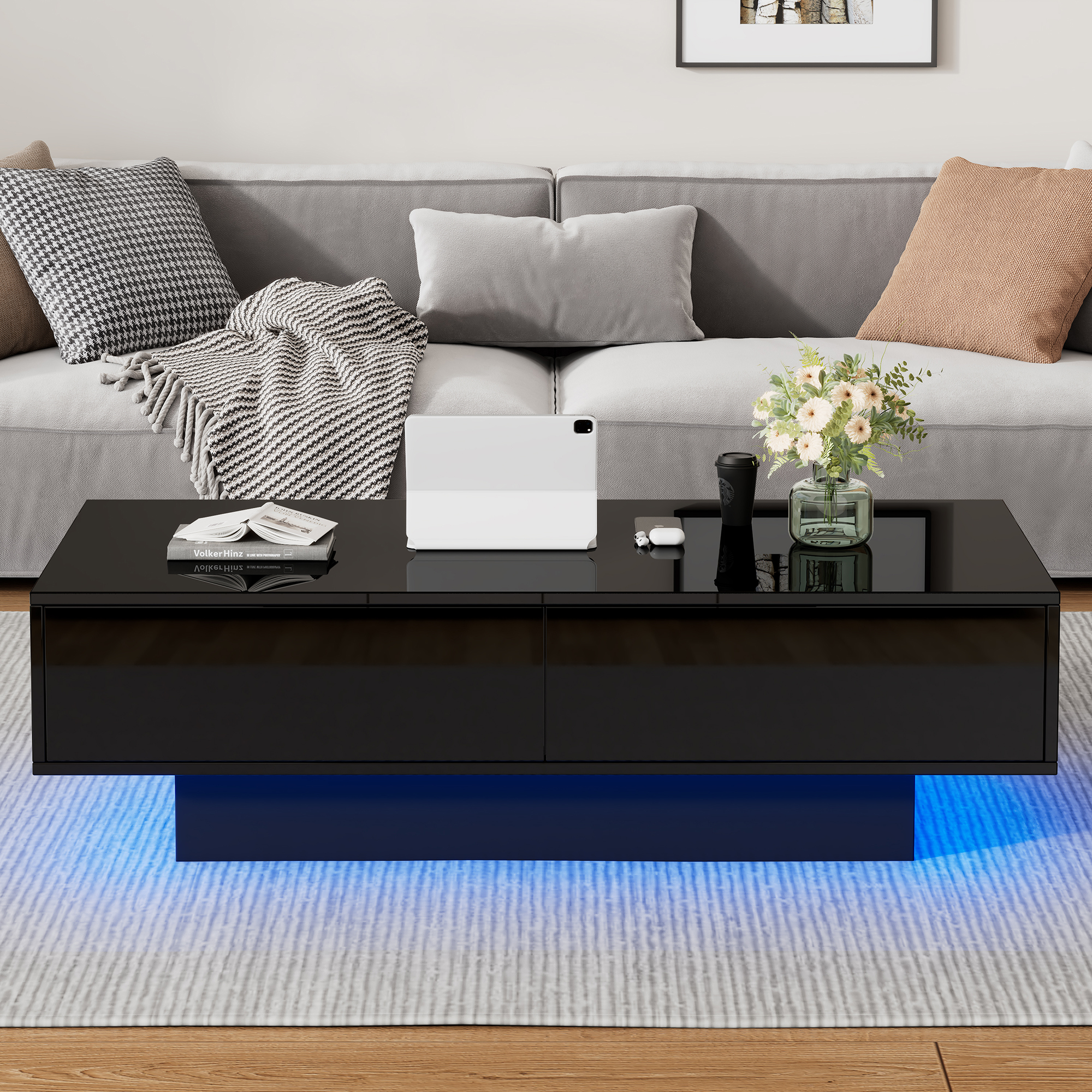 Schwarzer Couchtisch mit Schubladen und blauer LED-Beleuchtung, auf einem Teppich.