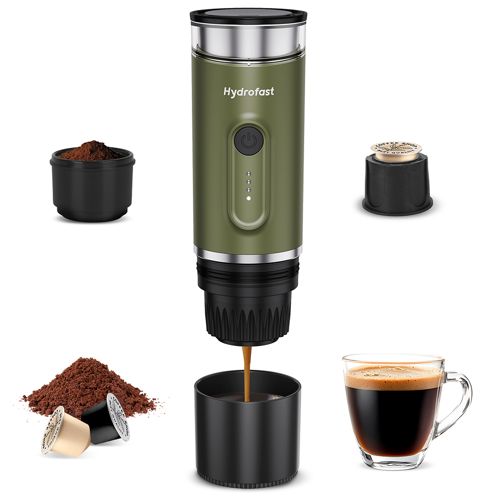 Cafetera portátil verde Hydrofast con posos de café, cápsulas y una taza de espresso.