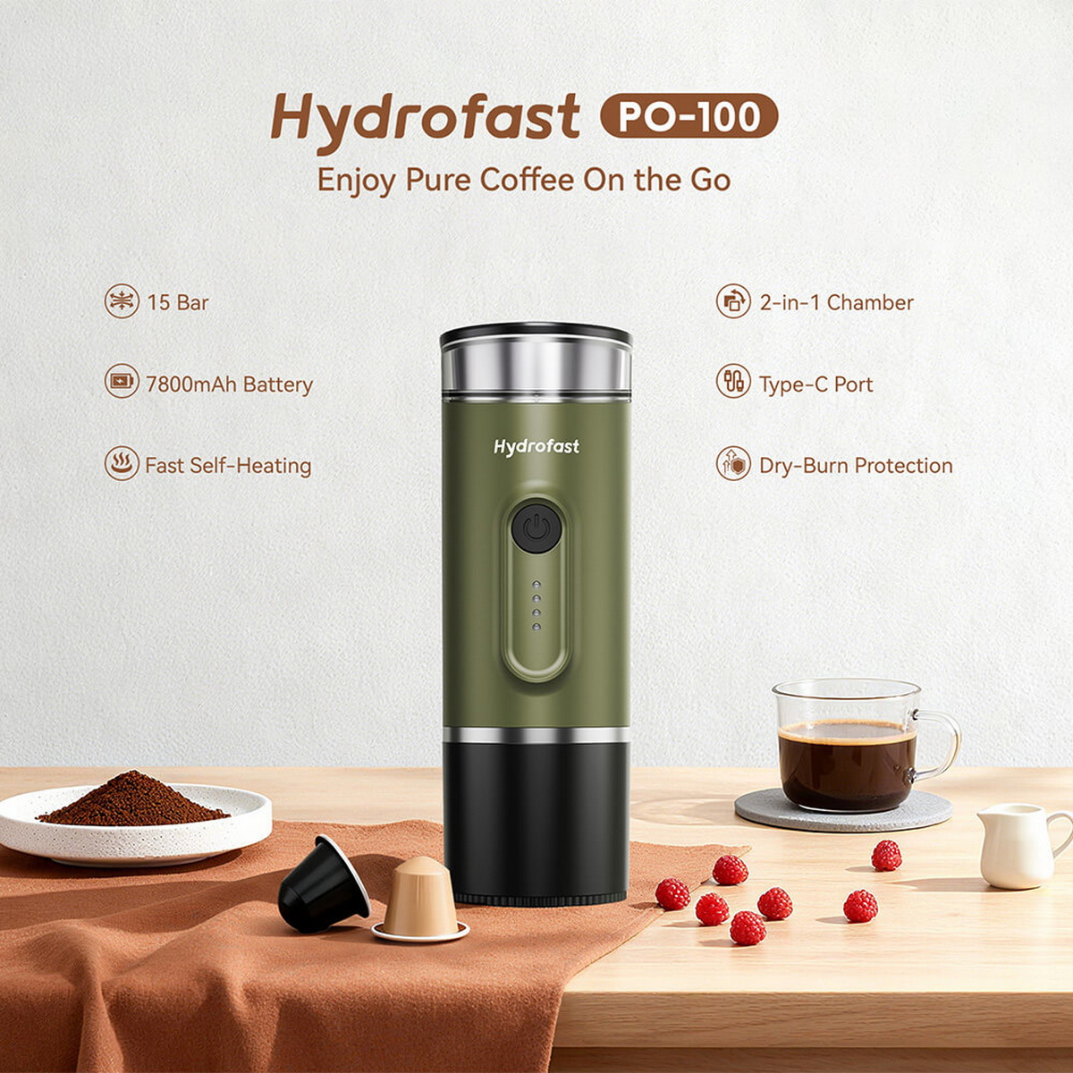 Cafetera portátil verde con cápsulas de café, bayas y una taza de café.