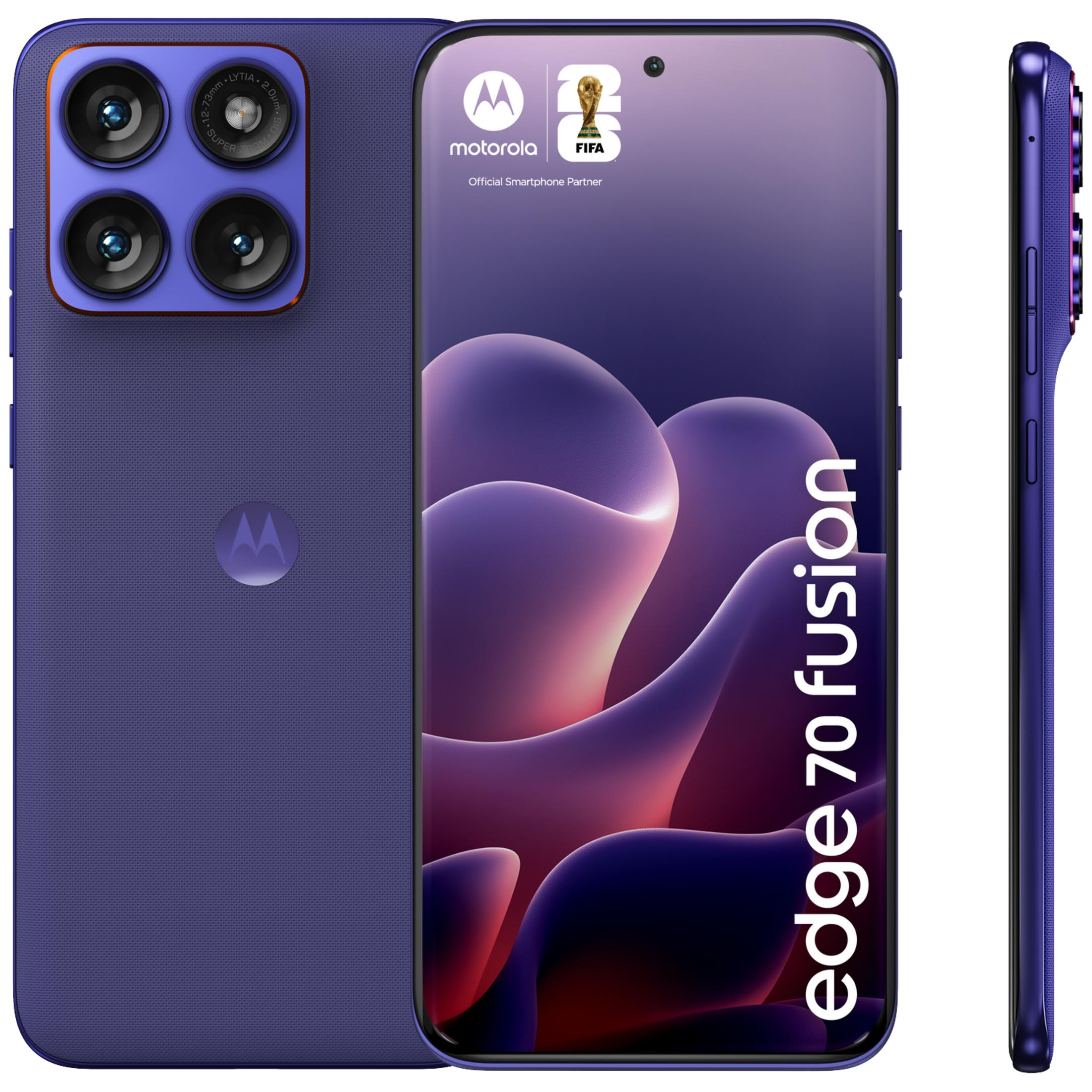 Ein violetter Motorola Edge 70 Fusion mit vier Kameras und FIFA-Logo.