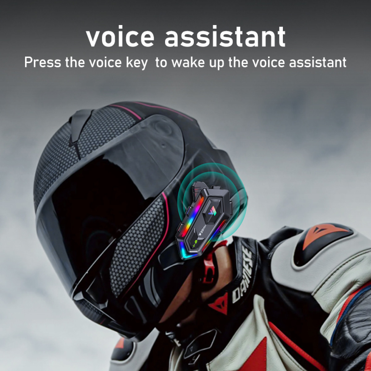 Ein Motorradfahrer mit Helm trägt ein farbiges Bluetooth-Headset am Ohr.