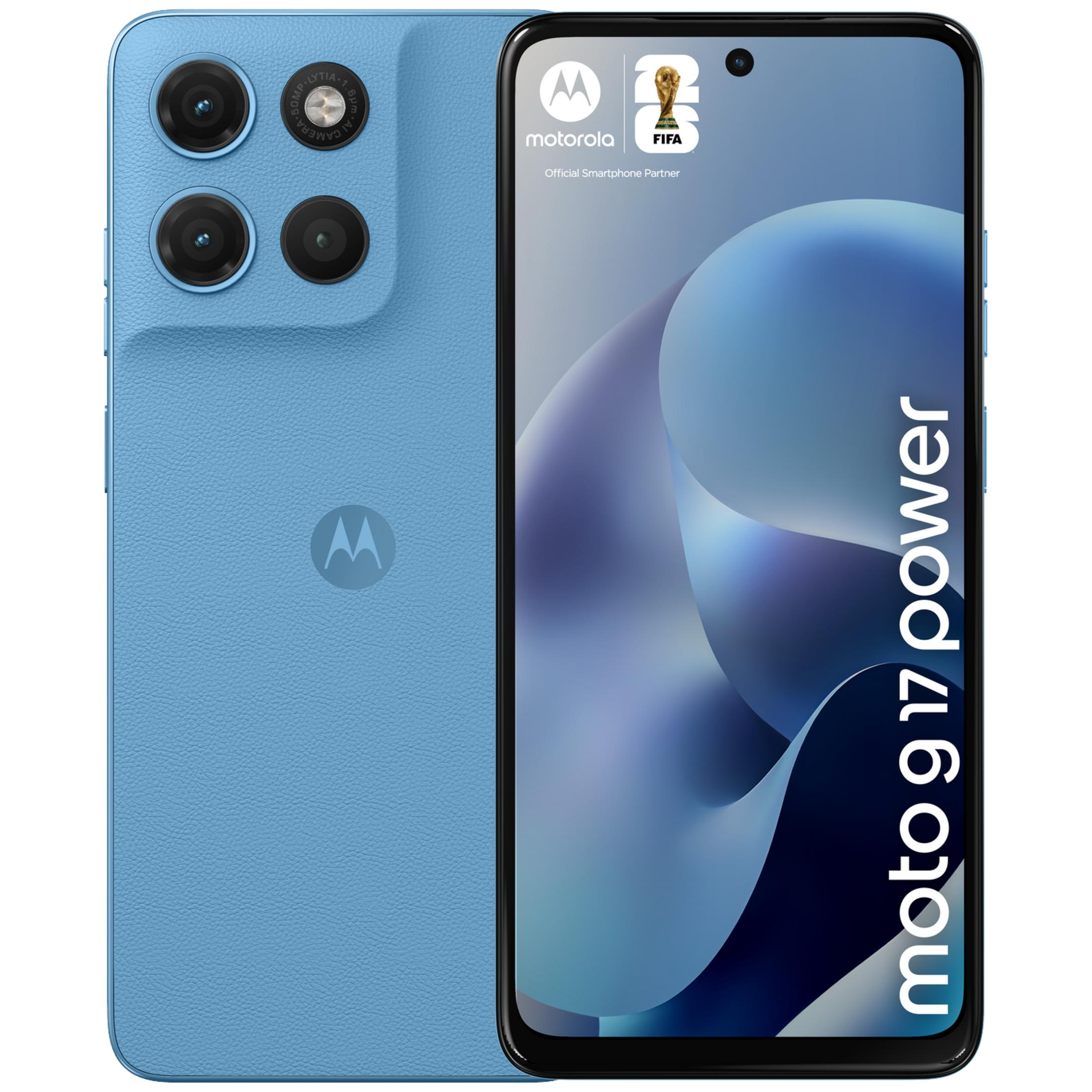Ein hellblaues Motorola Moto G17 Power Smartphone mit drei Kameras auf der Rückseite.