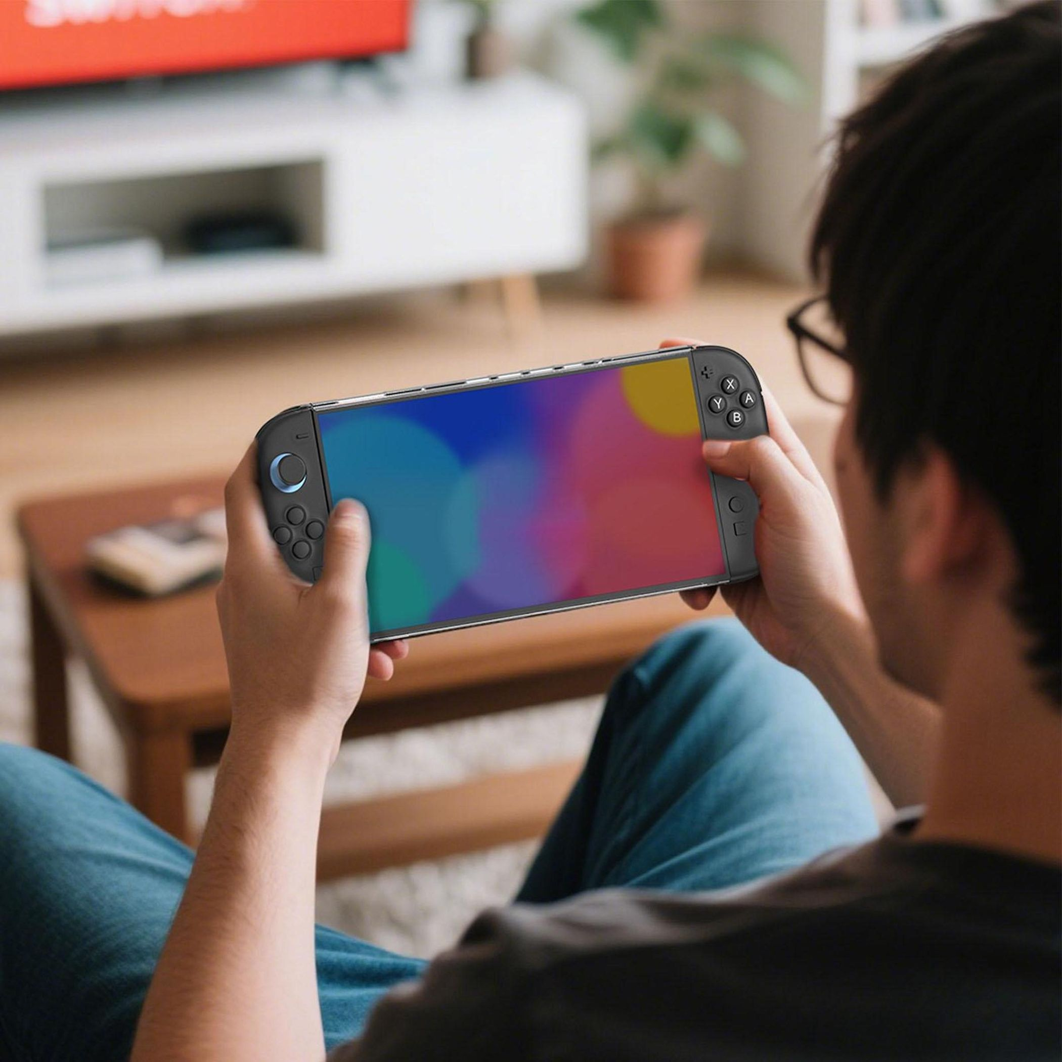 Hombre sosteniendo Nintendo Switch, luces bokeh coloridas en pantalla.