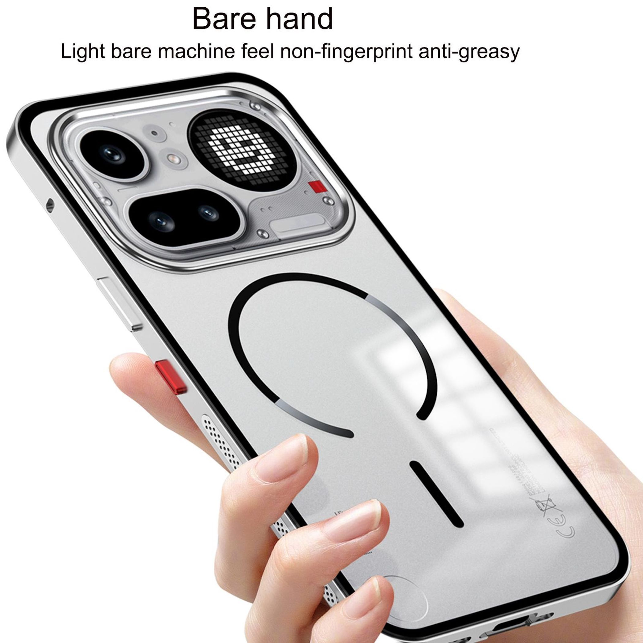 Eine Hand hält eine transparente Handyhülle mit Kameramodul und Logo.