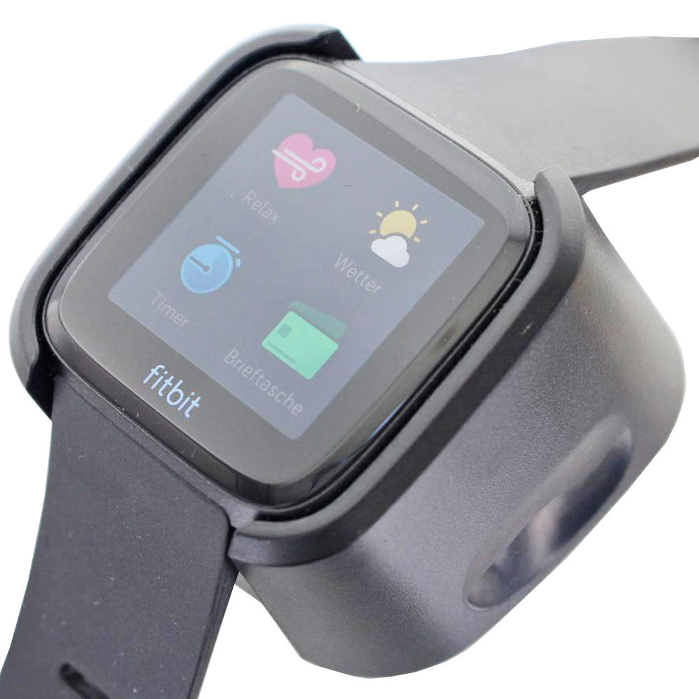 Eine schwarze Fitbit Smartwatch mit Herz-, Wetter- und Timer-Apps auf dem Bildschirm.