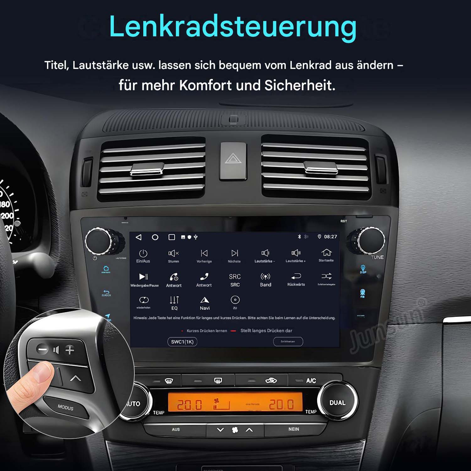 Nahaufnahme des Lenkrads und des Autoradios mit Bedienelementen und Text.