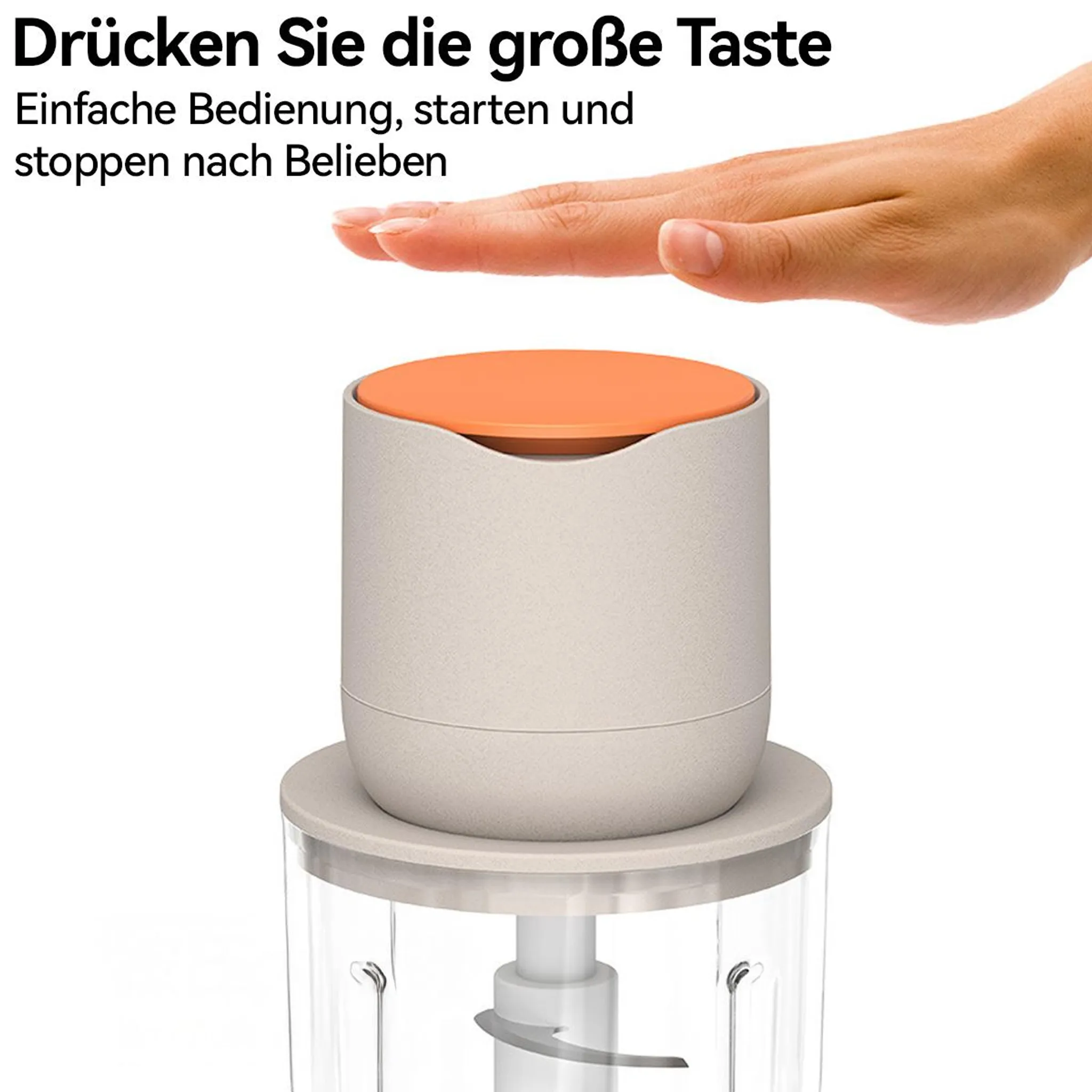 Eine Hand schwebt über einem beige-grauen Mixer mit orangefarbenem Knopf.