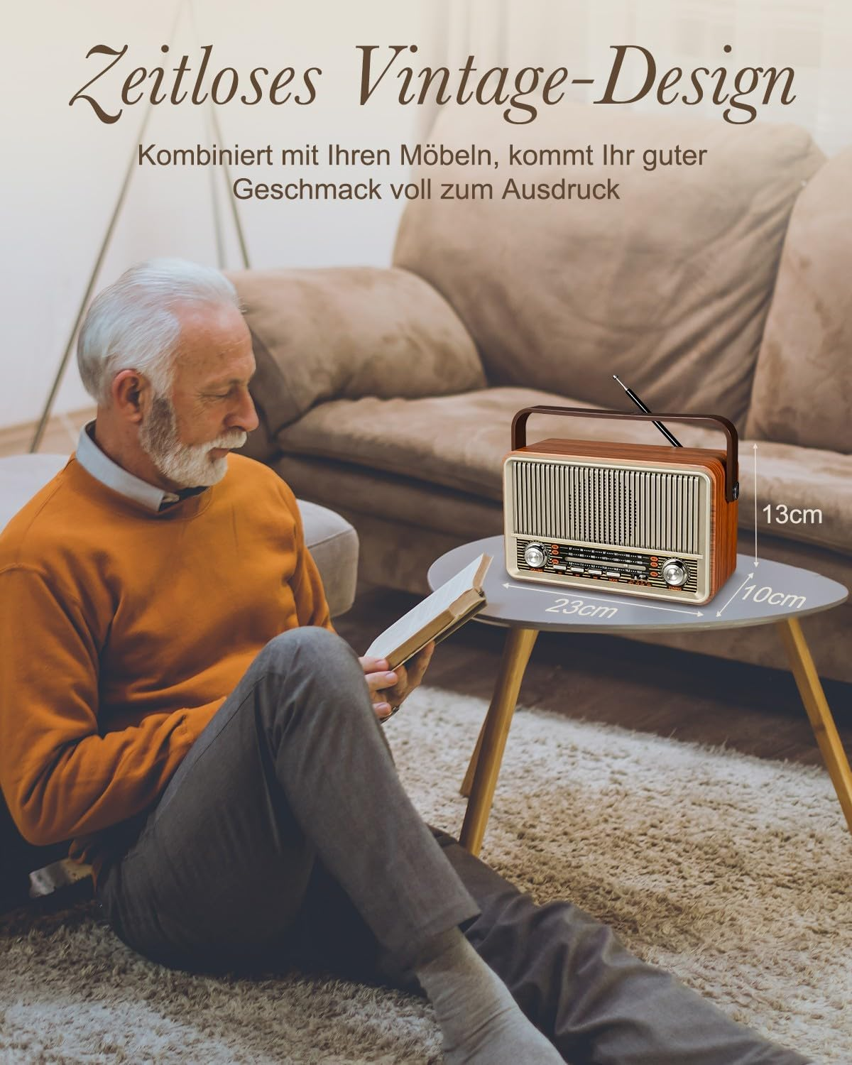 Ein Mann sitzt auf dem Boden und liest ein Buch neben einem Vintage-Radio.