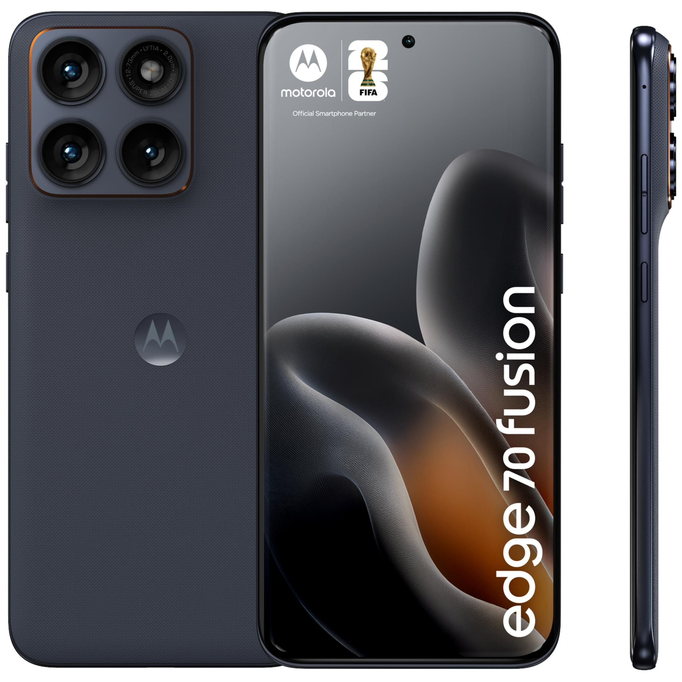 Drei Ansichten eines dunklen Motorola Edge 70 Fusion Smartphones mit vier Kameras.