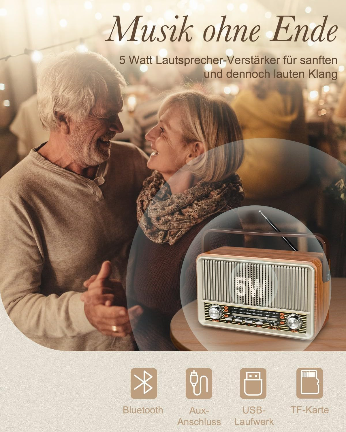Älteres Paar lacht, während ein Retro-Radio mit beleuchtetem Display spielt.