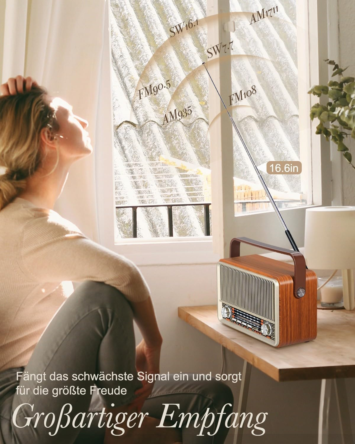 Eine Frau sitzt neben einem Radio mit ausgefahrener Antenne. Wellenbandanzeige.