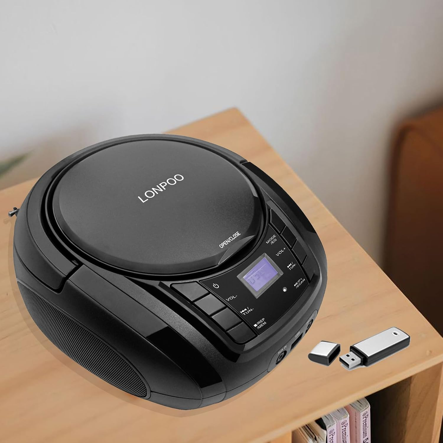 Schwarzer CD-Player mit USB-Anschluss auf einem Holztisch.