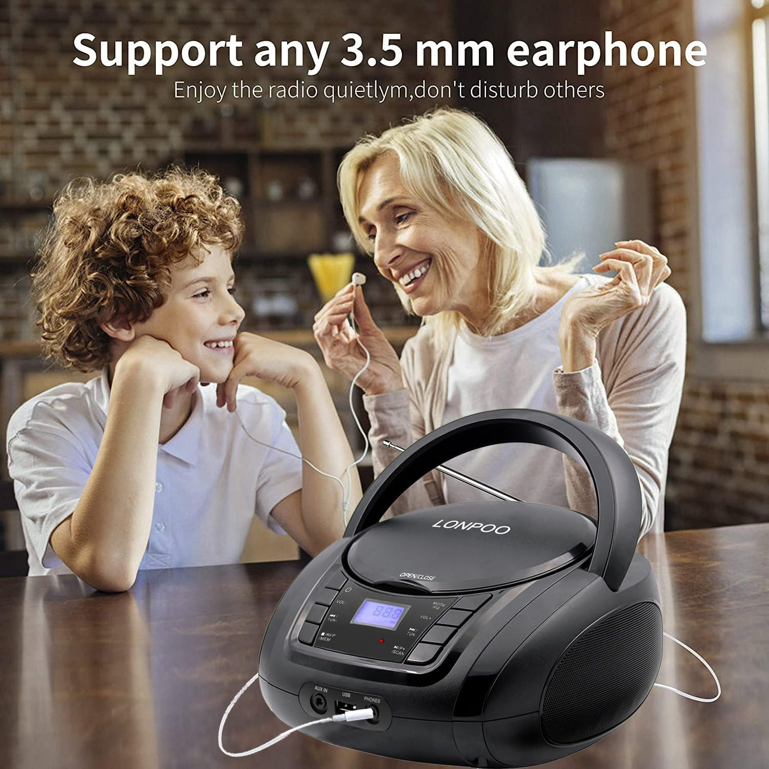 Ein Junge und eine Frau hören mit Kopfhörern über einen schwarzen CD-Player Radio.