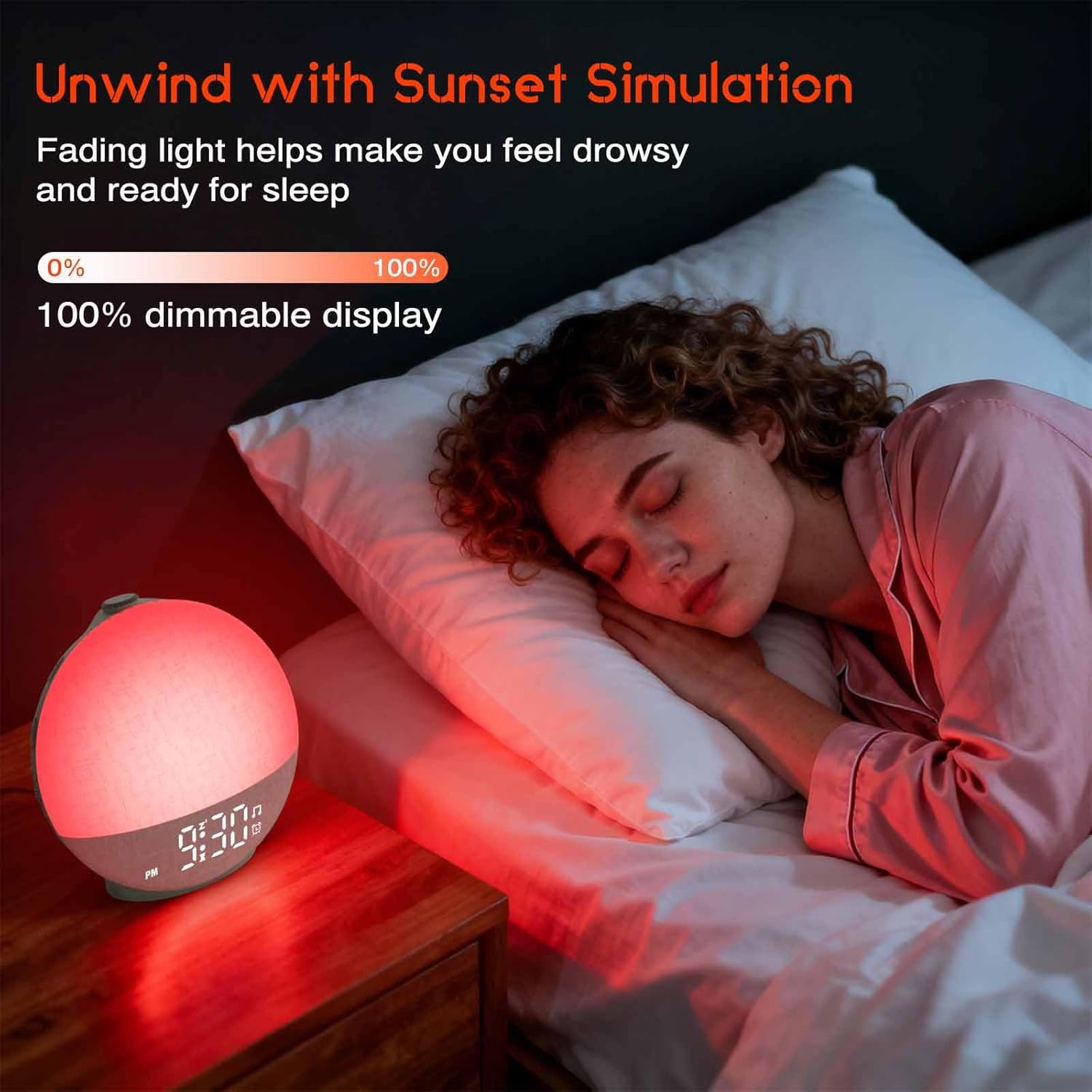 Eine Frau schläft im Bett, während eine dimmbare Sonnenaufgangssimulationslampe rot leuchtet.