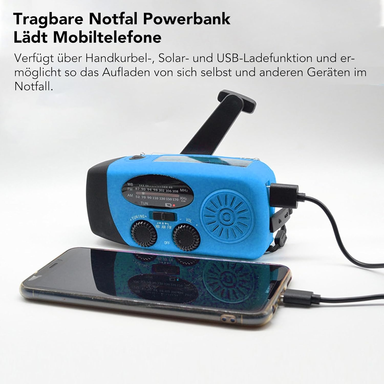Eine blaue Notfall-Powerbank lädt ein Smartphone über ein USB-Kabel.