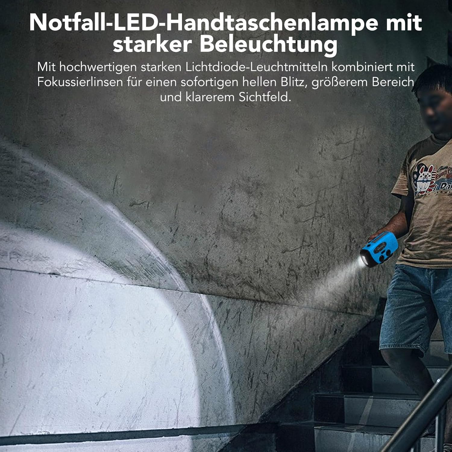 Mann mit blauer Taschenlampe auf Treppe leuchtet Wand an.