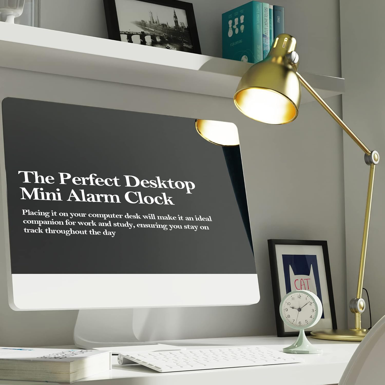 Ein moderner Schreibtisch mit einem Computer, einer goldenen Lampe, Büchern und einem Mini-Wecker.