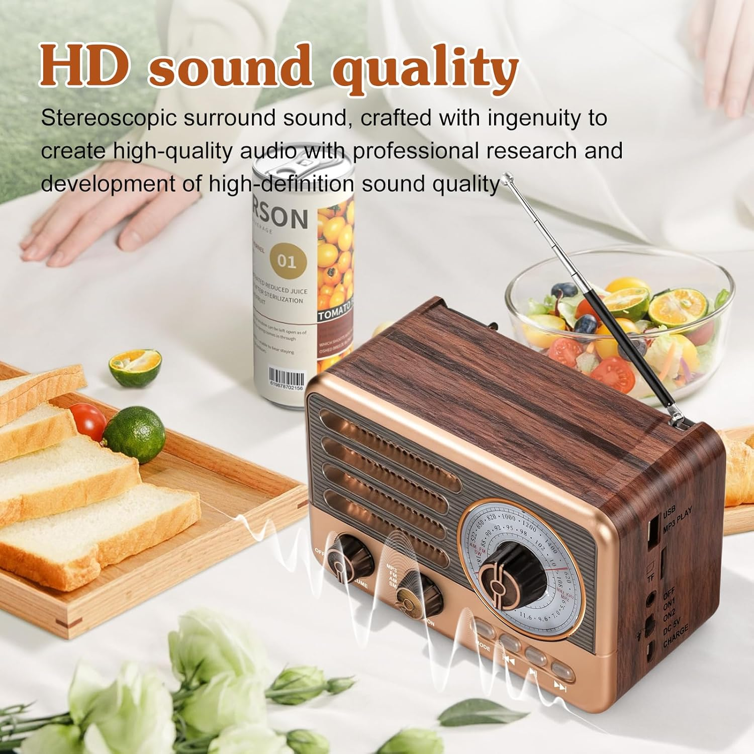 Ein Holzradio mit Radiozifferblatt, Toast, Tomatensaft und Obstschale.