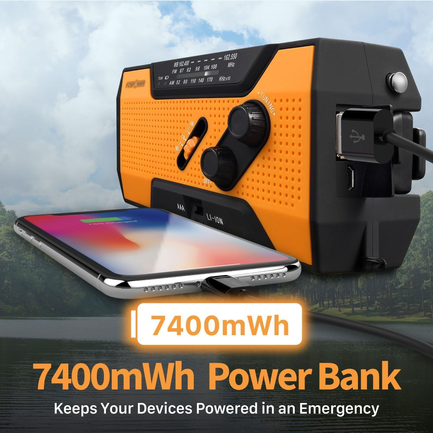 Orange Notfallradio mit Kurbel und Powerbank lädt ein Smartphone auf.