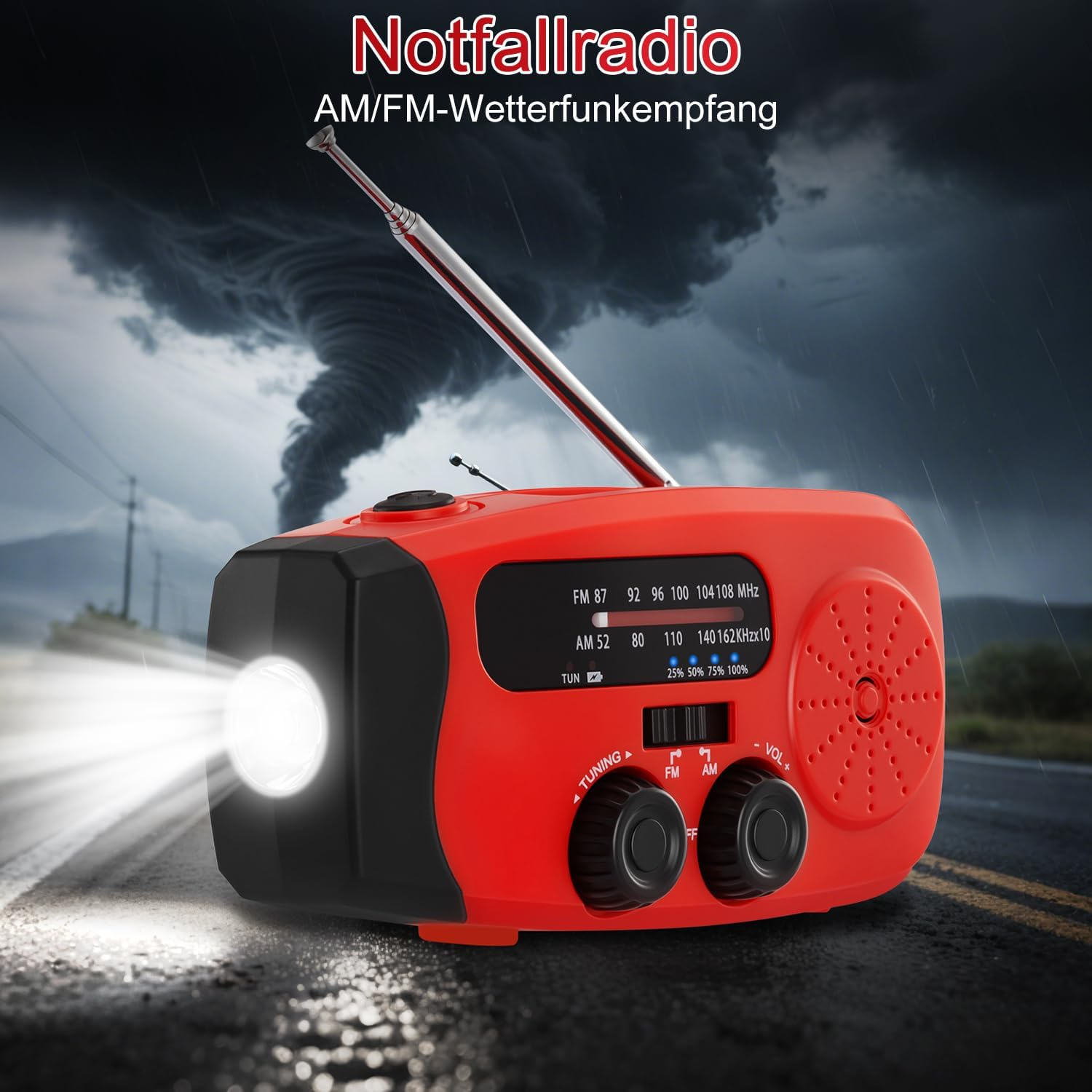 Ein rotes Notfallradio mit Taschenlampe steht auf nasser Straße vor einem Tornado.