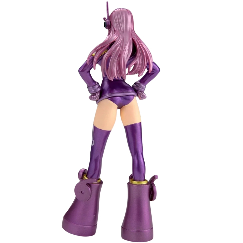 Statua anime viola con lunghi capelli rosa, indossa cuffie e un outfit viola.
