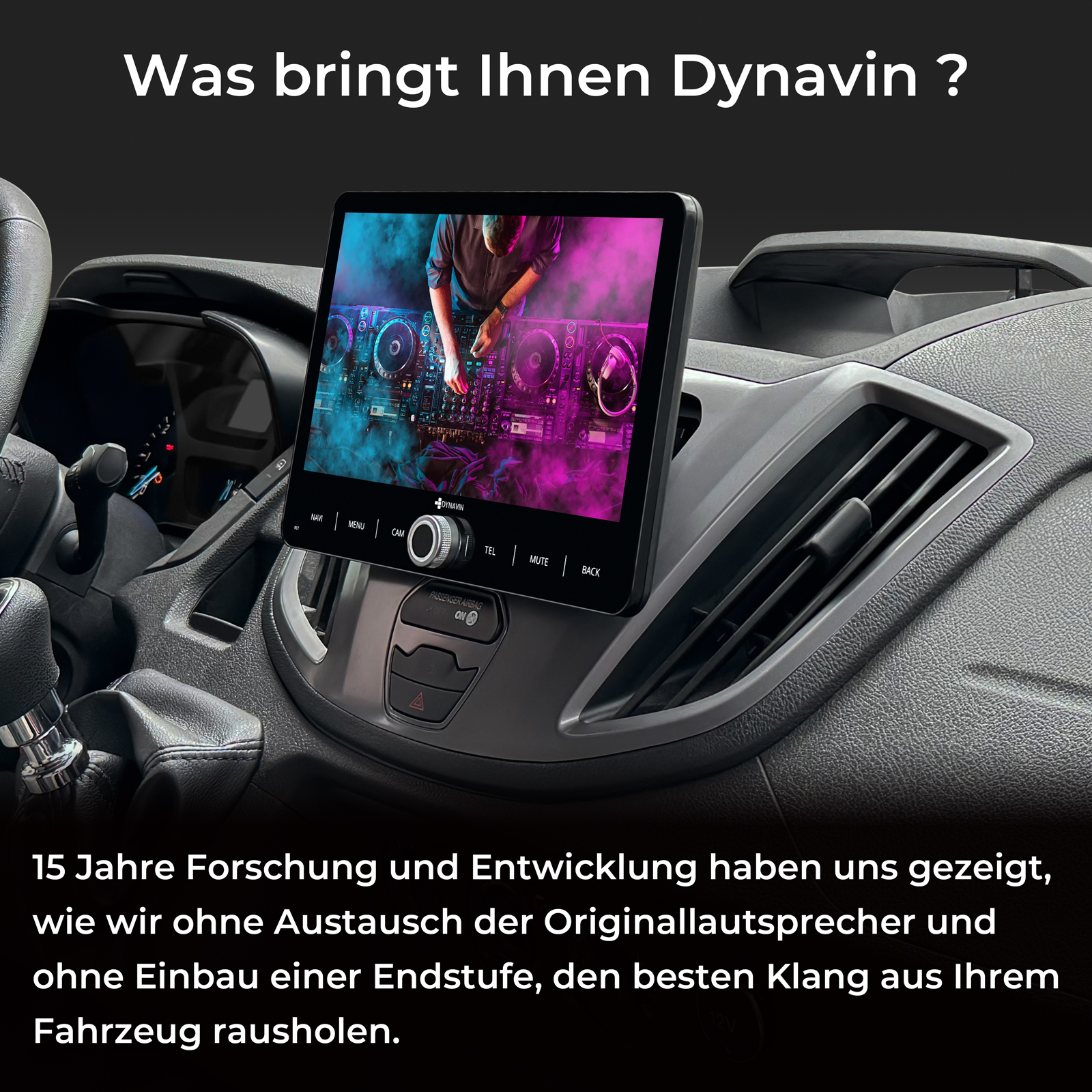 Ein Auto-Infotainmentsystem zeigt DJs vor einem Mischpult bei Nacht.