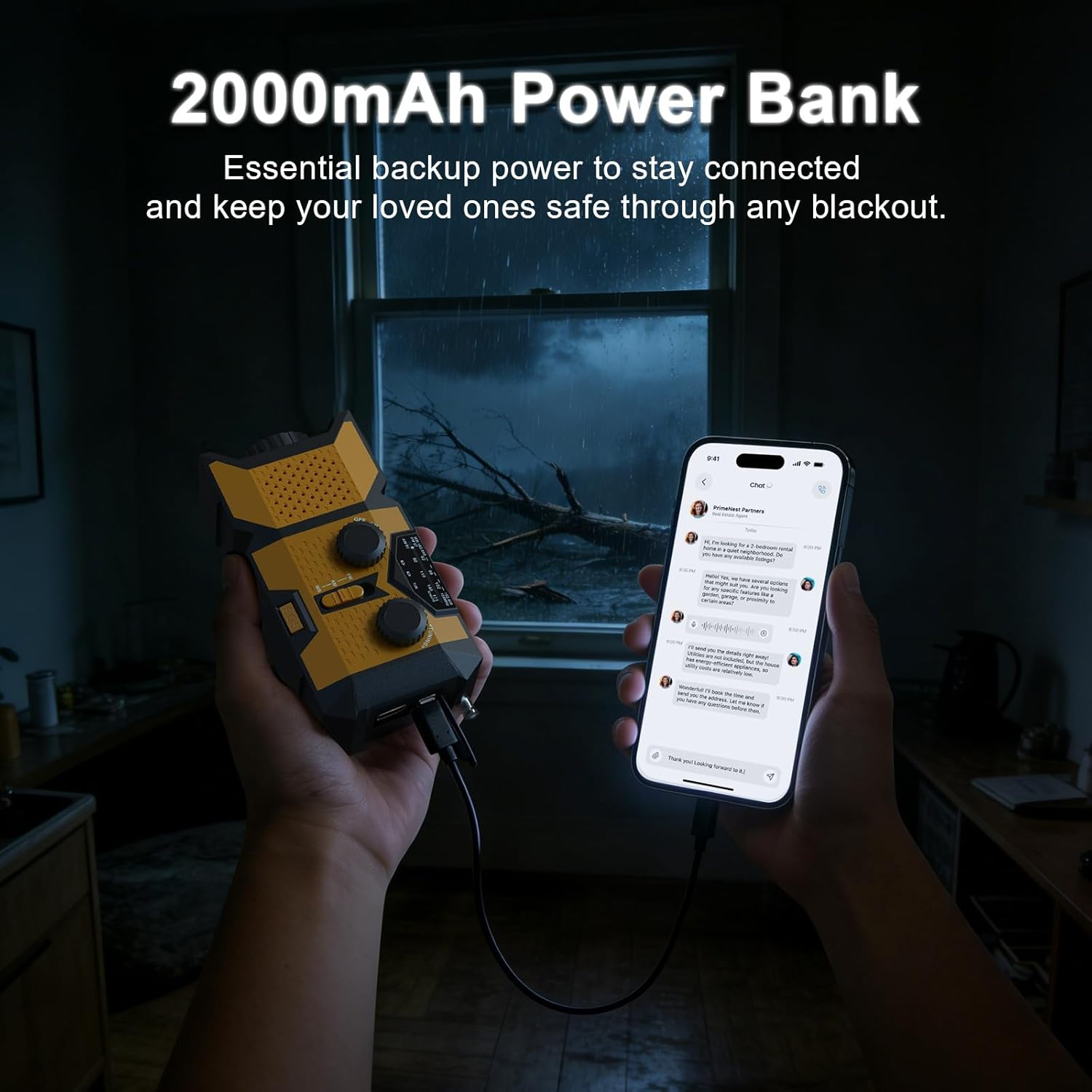 Hände halten eine gelbe Powerbank und ein Smartphone, das mit einem Kabel verbunden ist.