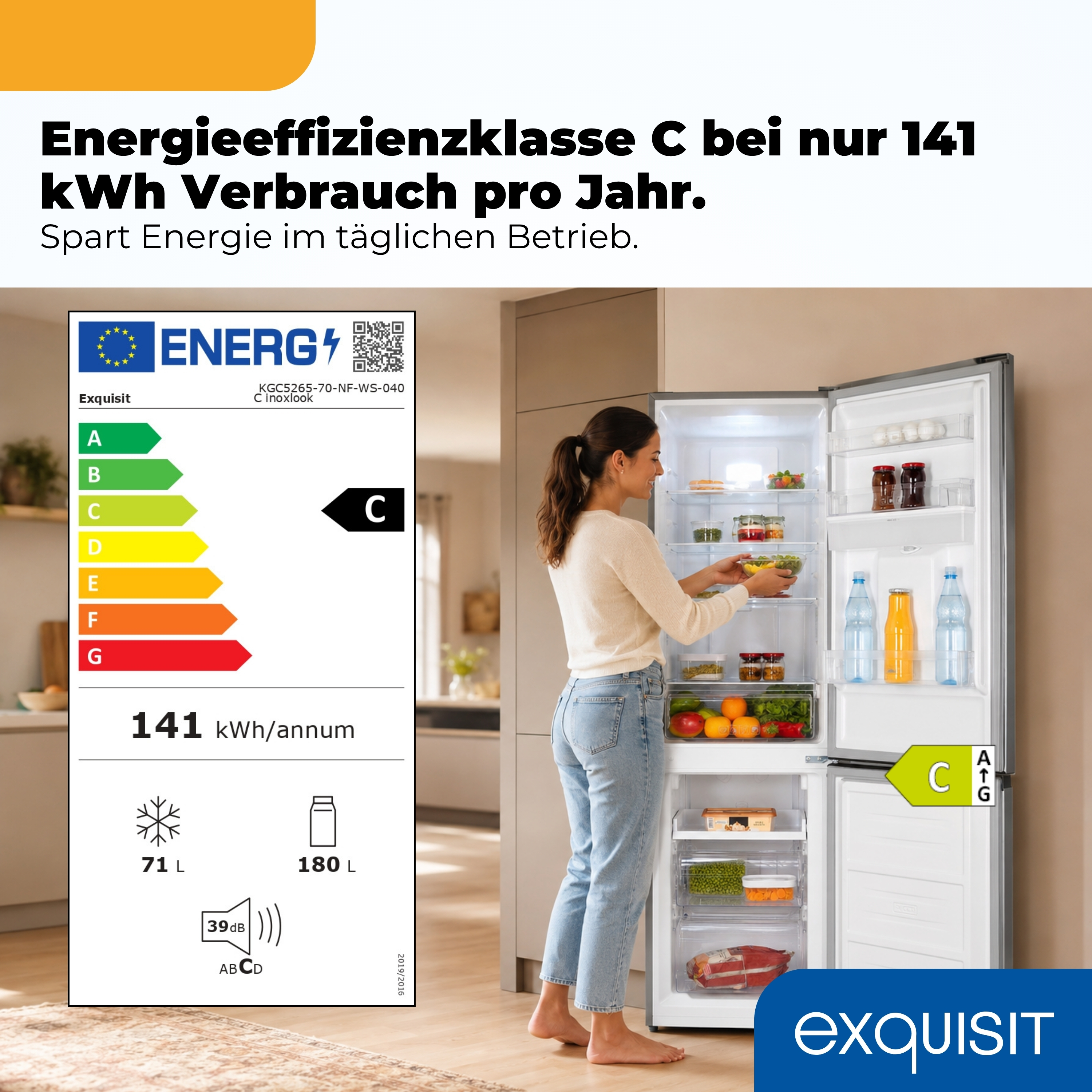 Eine Frau stellt Lebensmittel in einen Kühlschrank mit Energieeffizienzklasse C.
