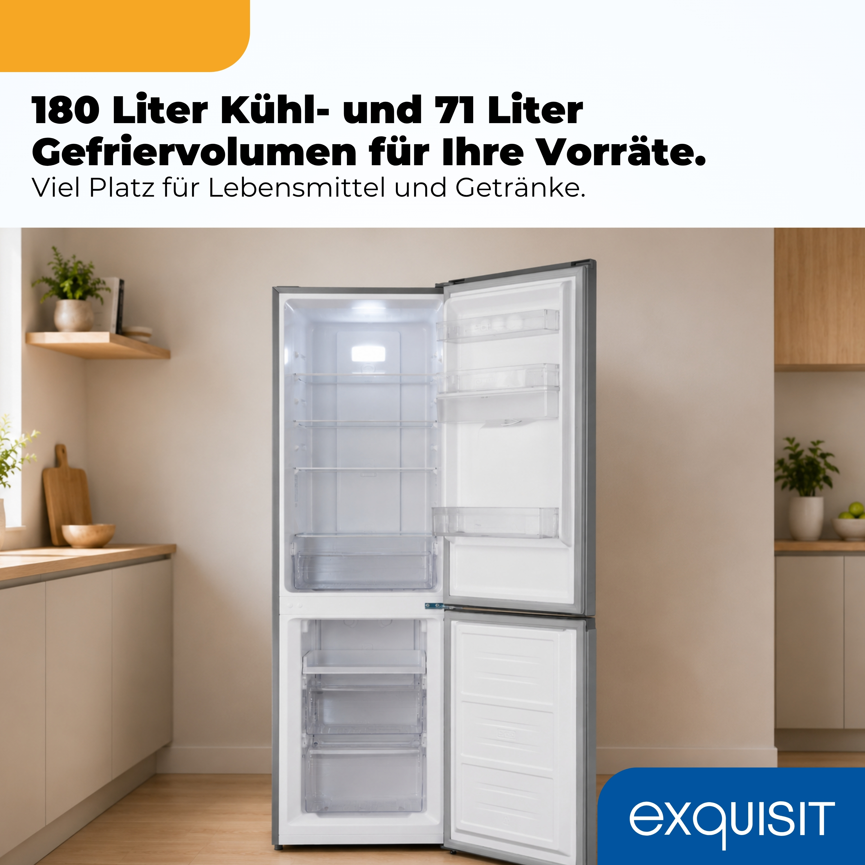 Offener Kühlschrank mit Regalen und Schubladen im Küchenambiente.