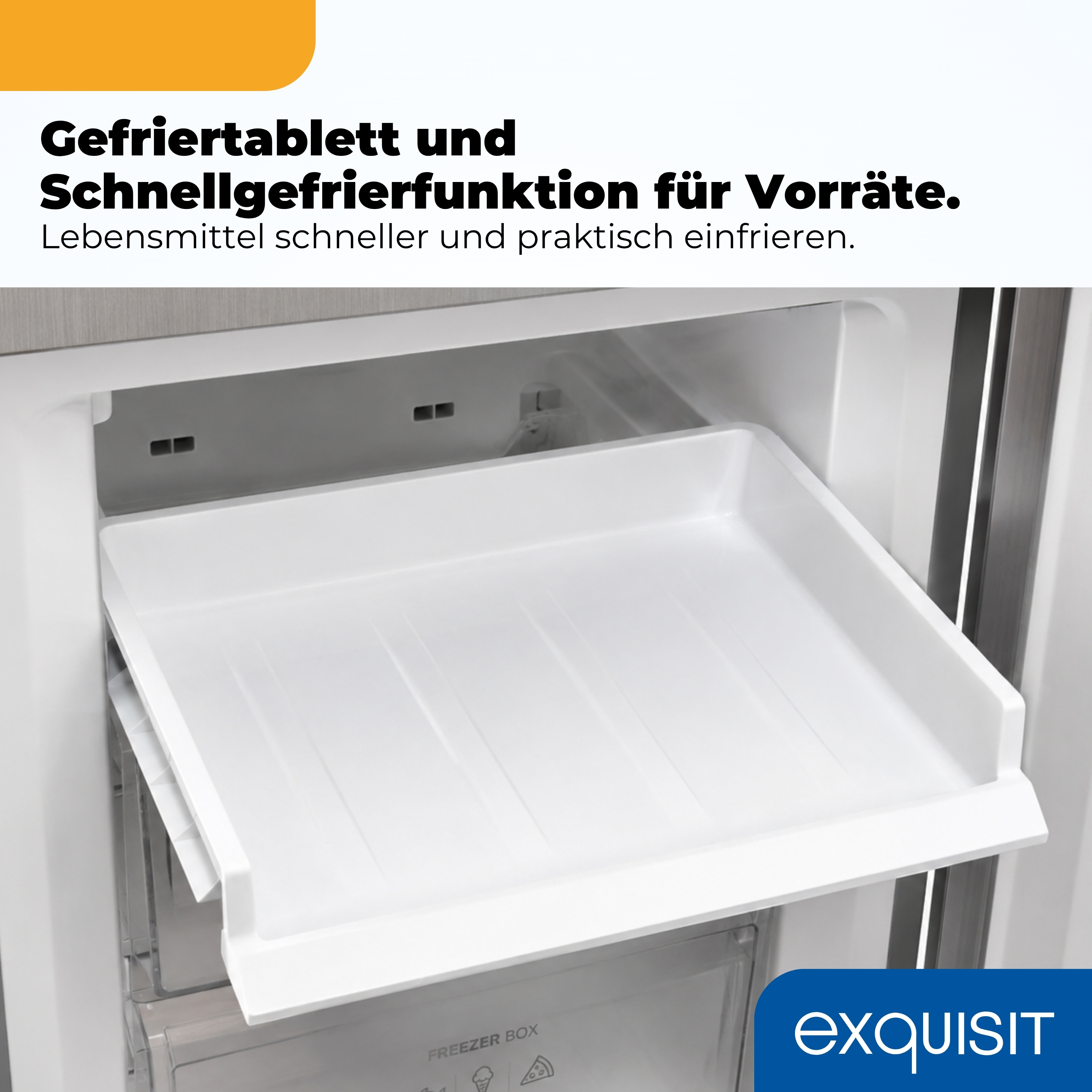 Ein weißes Gefriertablett mit Rillen in einem Kühlschrank.