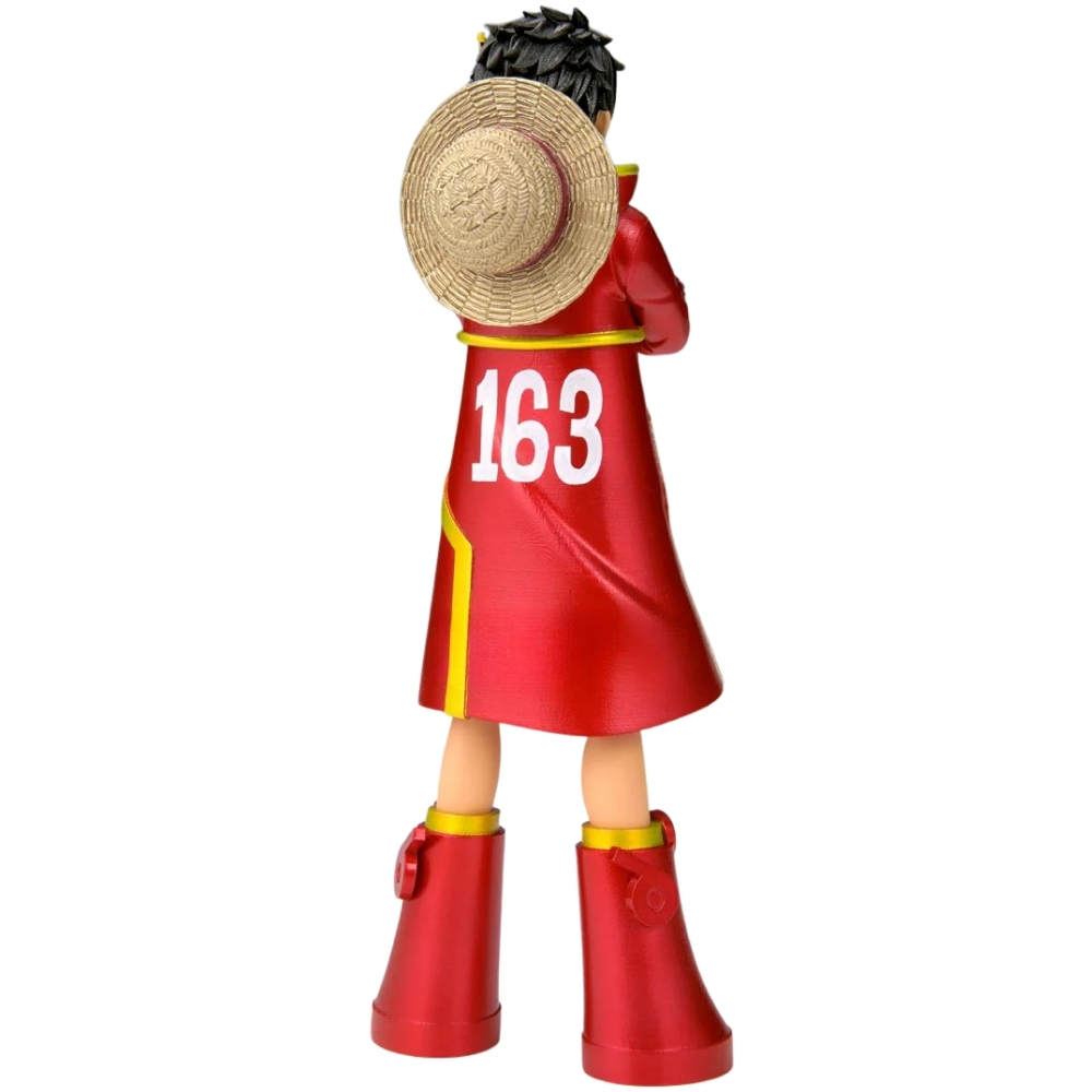 Una figura indossa un cappotto rosso con accenti gialli e il numero 163.