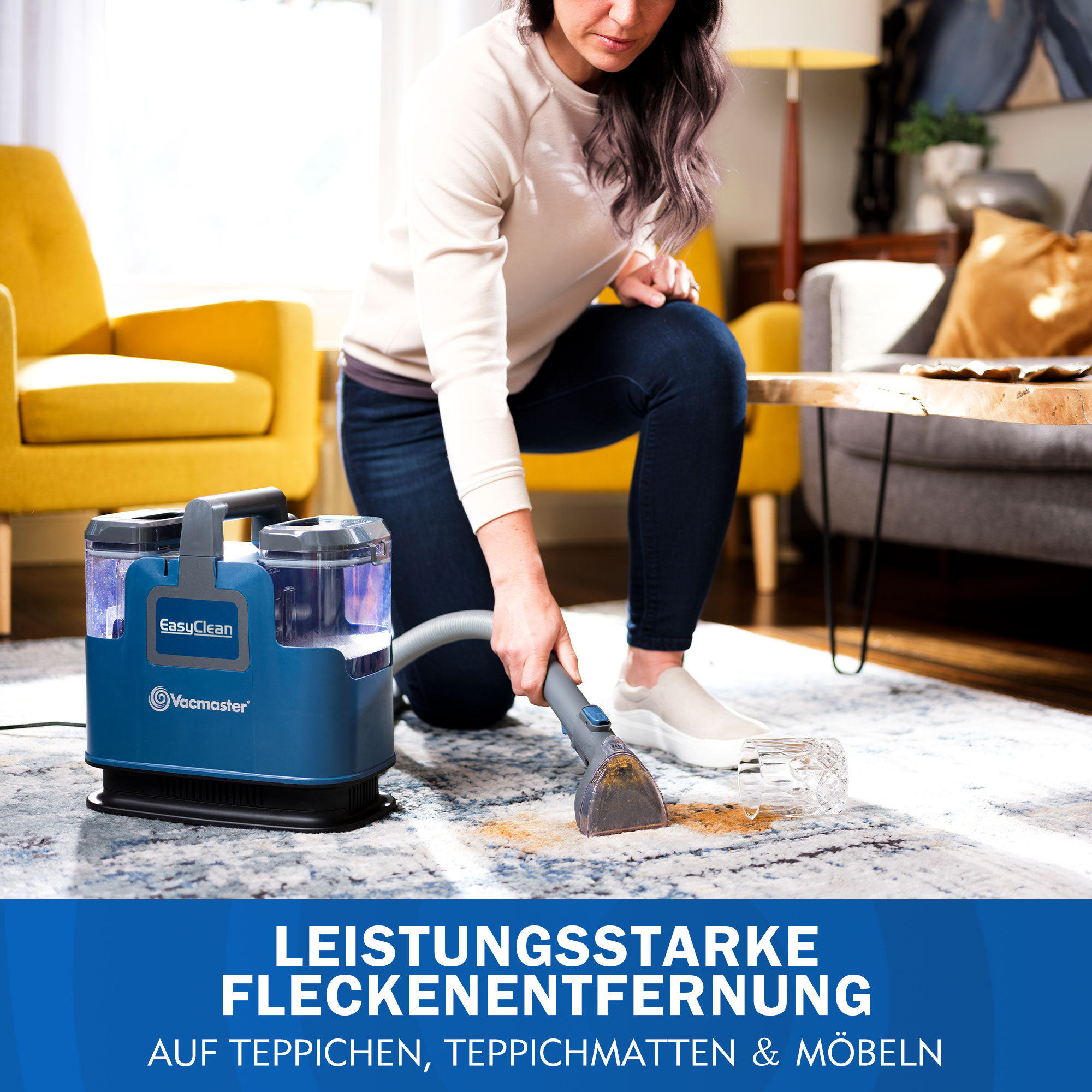 Frau reinigt Teppichfleck mit blauem Reiniger. Gelber Sessel im Hintergrund.