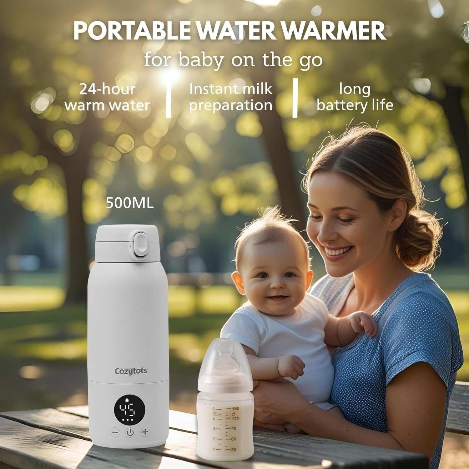 Eine Frau hält ein Baby im Freien. Ein weißer tragbarer Wasserkocher und eine Babyflasche stehen auf einem Tisch.