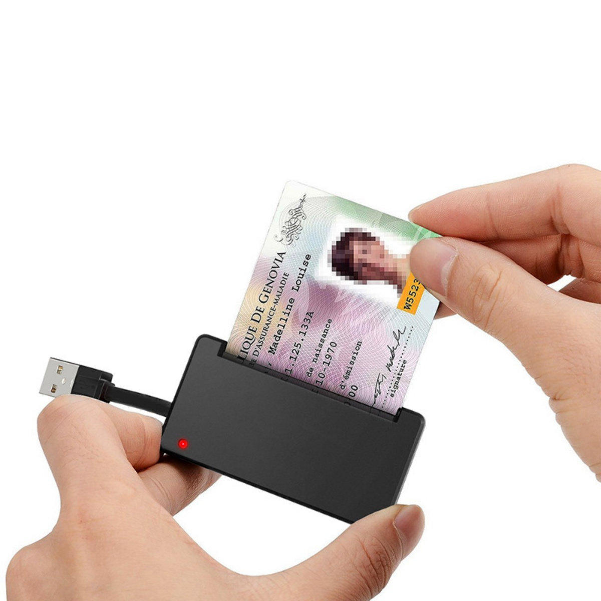 Eine Hand steckt eine ID-Karte in ein schwarzes Kartenlesegerät mit rotem Lämpchen.