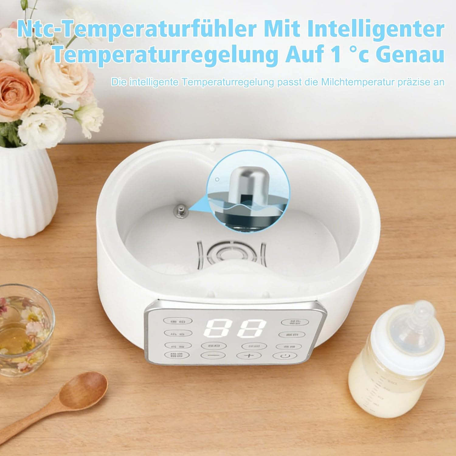 Ein weißer Flaschenwärmer mit digitaler Anzeige, daneben ein Glas Tee und eine Babyflasche.