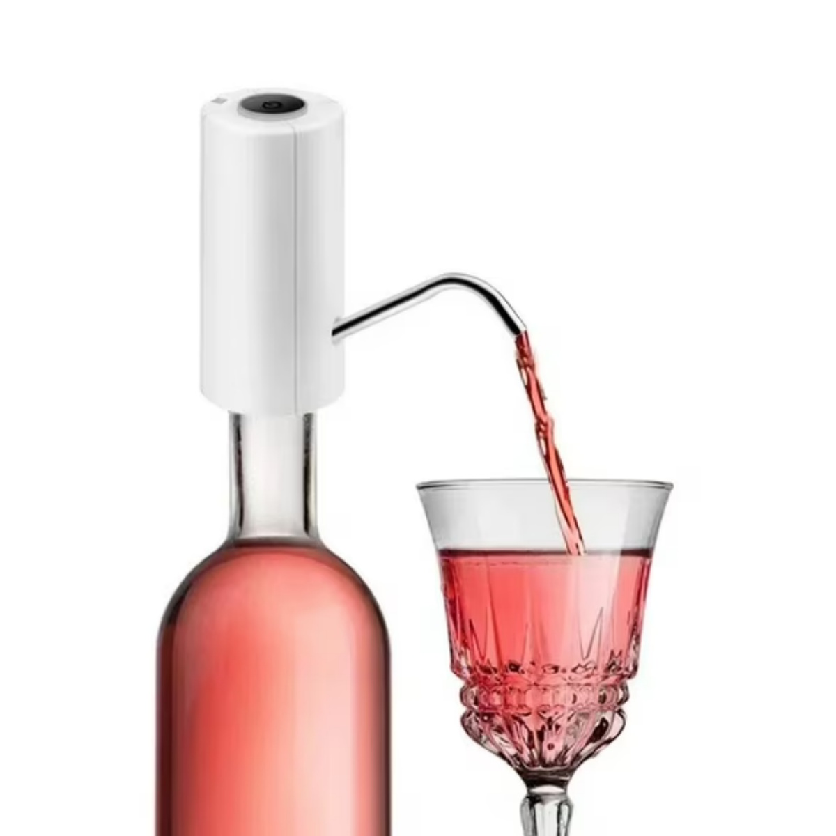Ein weißer elektrischer Weinausgießer pumpt Rotwein von einer Flasche in ein Glas.