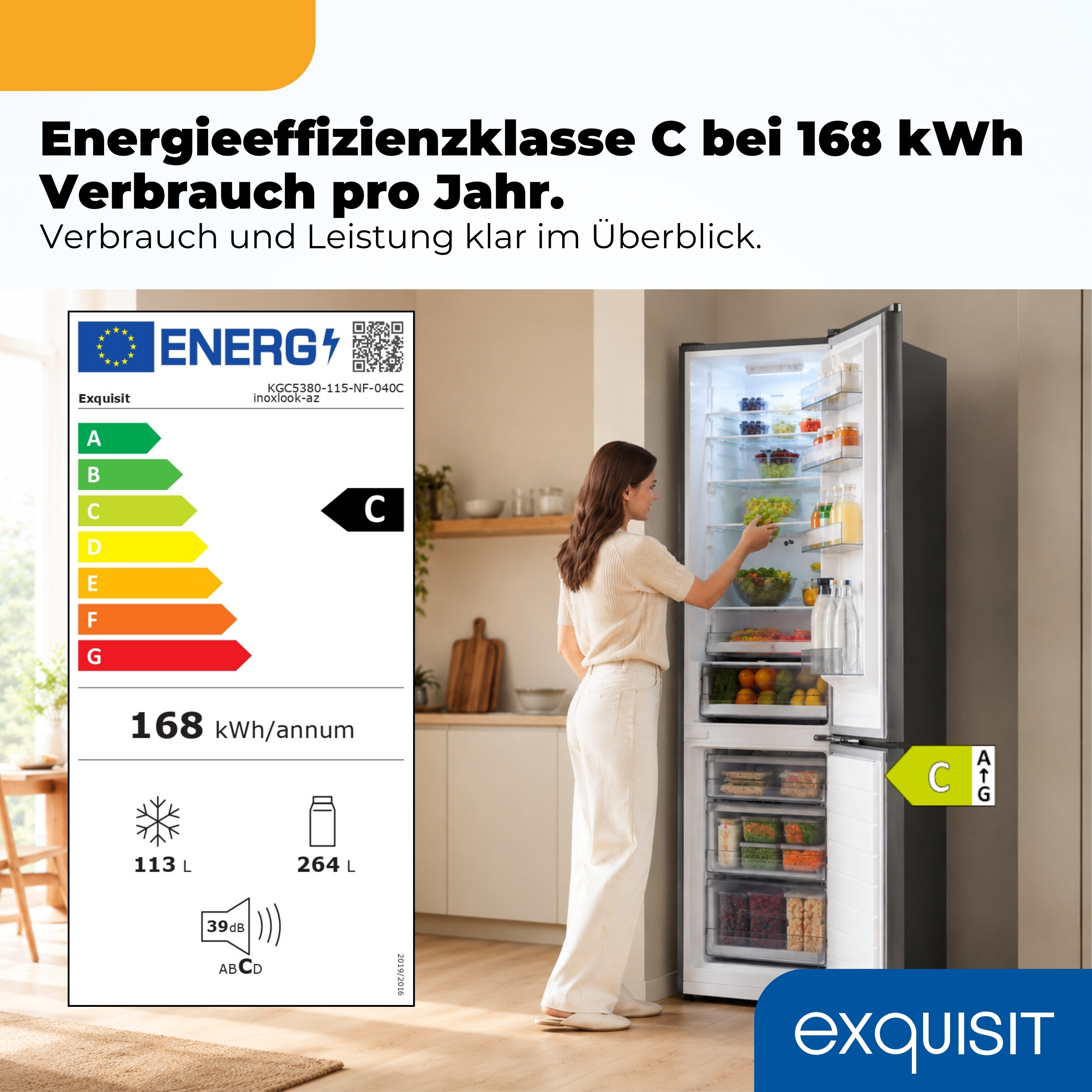 Ein Kühlschrank mit Energieeffizienzklasse C, 168 kWh/Jahr, und einer Frau, die ihn öffnet.