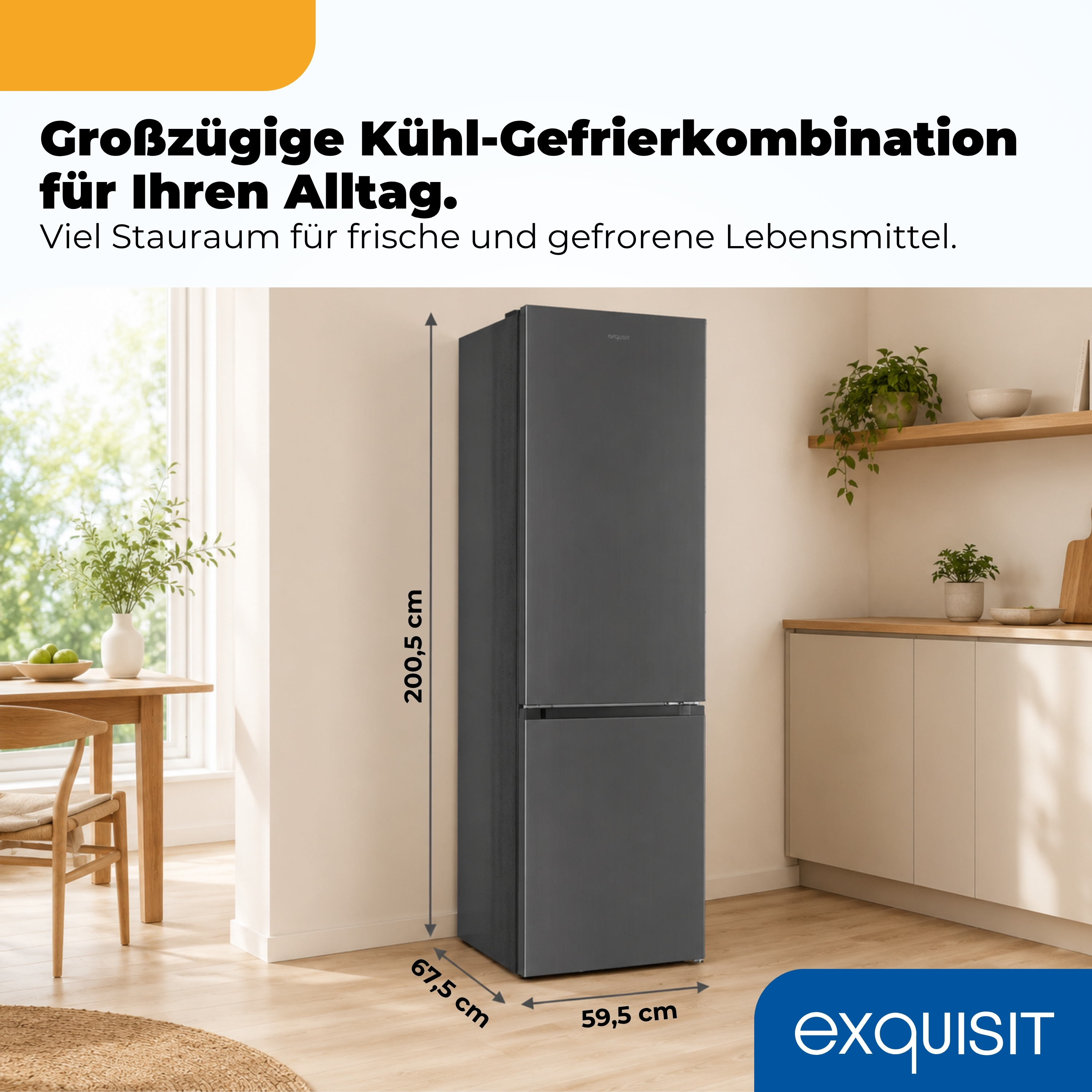 Ein schmaler, dunkler Kühlschrank steht in einer hellen Küche neben einem Tisch.