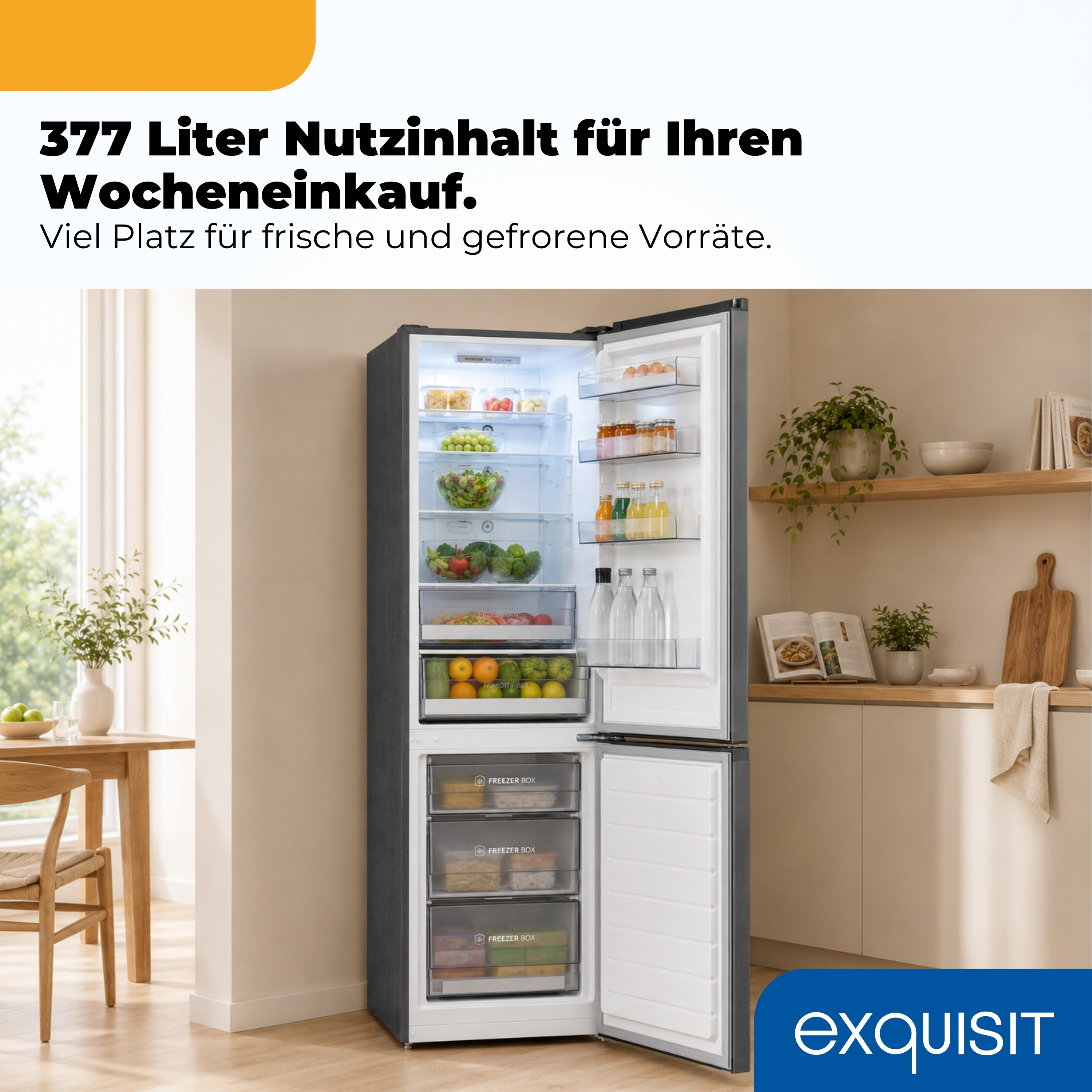 Ein offener Kühlschrank mit Lebensmitteln und Schubladen. Rechts daneben ein Regal mit Büchern und Pflanze.