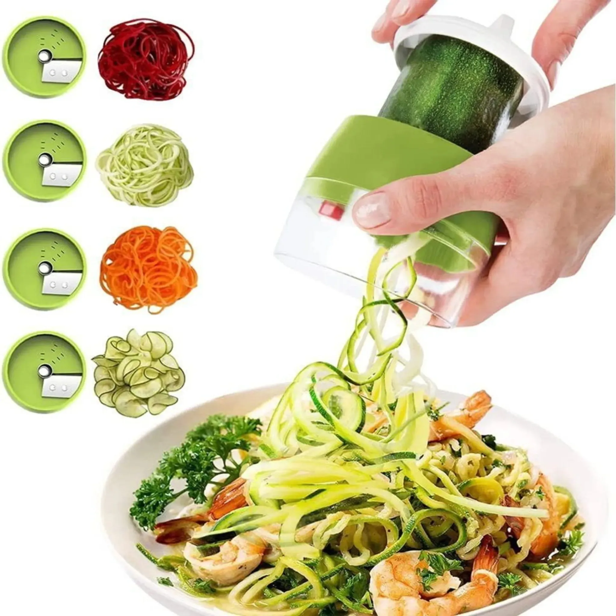 Ein Zucchini-Spiralizer verarbeitet eine Zucchini zu Nudeln, die auf Garnelen und Petersilie serviert werden.