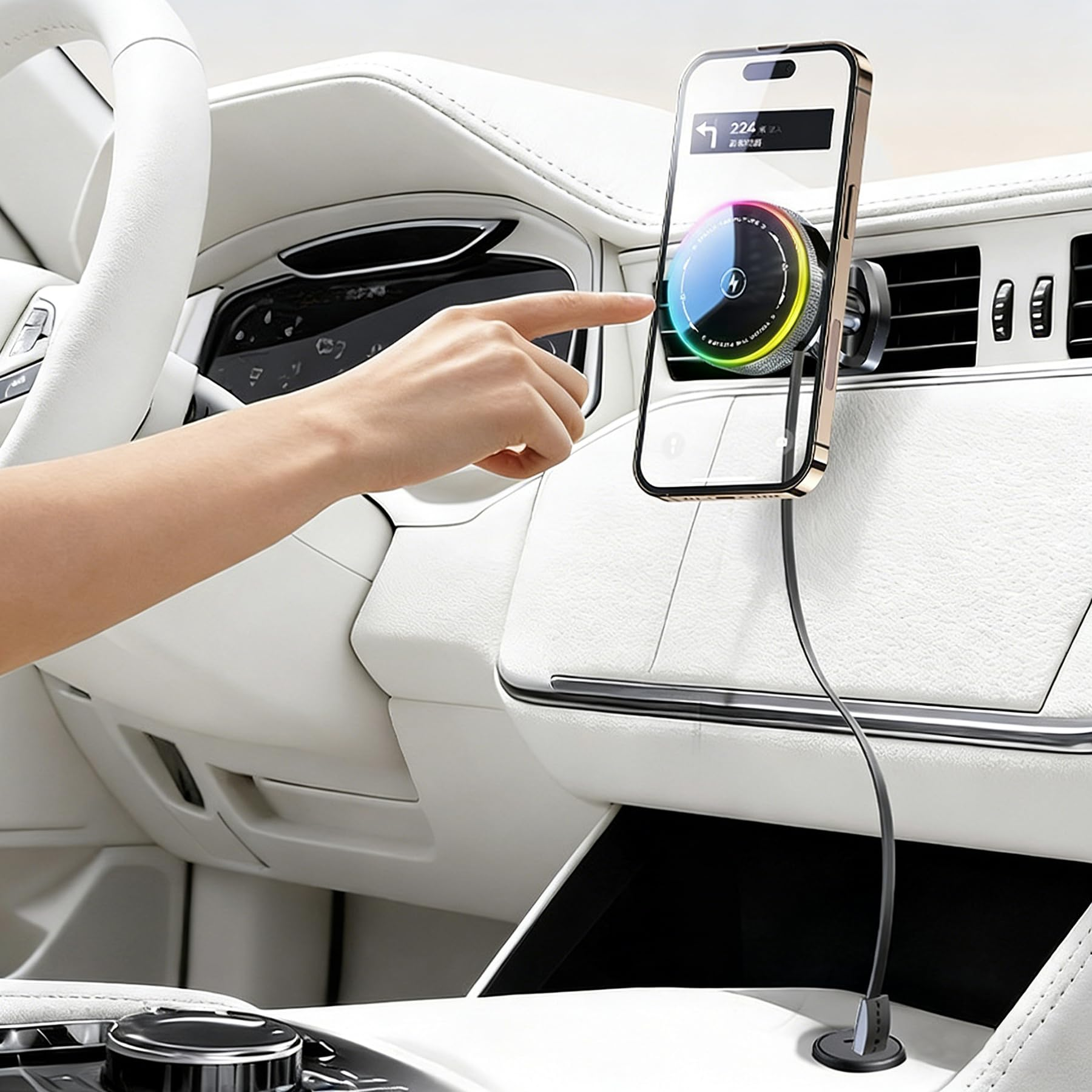 Ein Finger tippt auf ein Handy, das auf einer Halterung im Auto lädt.