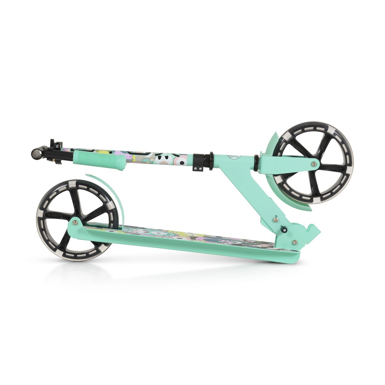 Ein mintgrüner Roller mit bunten Mustern auf Trittbrett und Lenker.