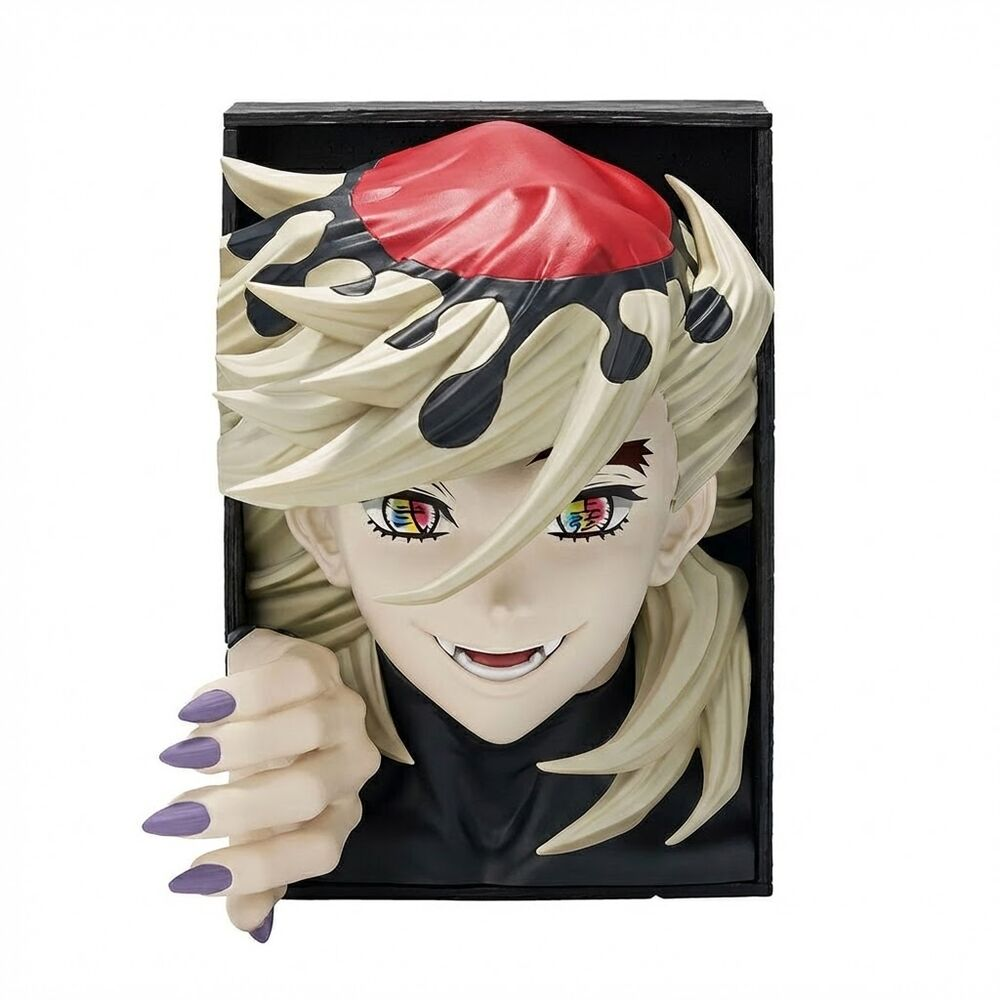 Statua anime con capelli biondi, cappello rosso e occhi colorati sbircia da una scatola scura.