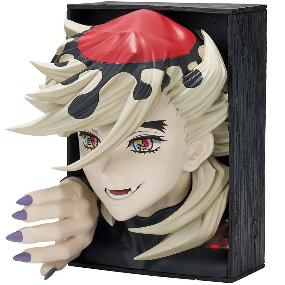 Figura anime con capelli biondi che sporge da una scatola nera.