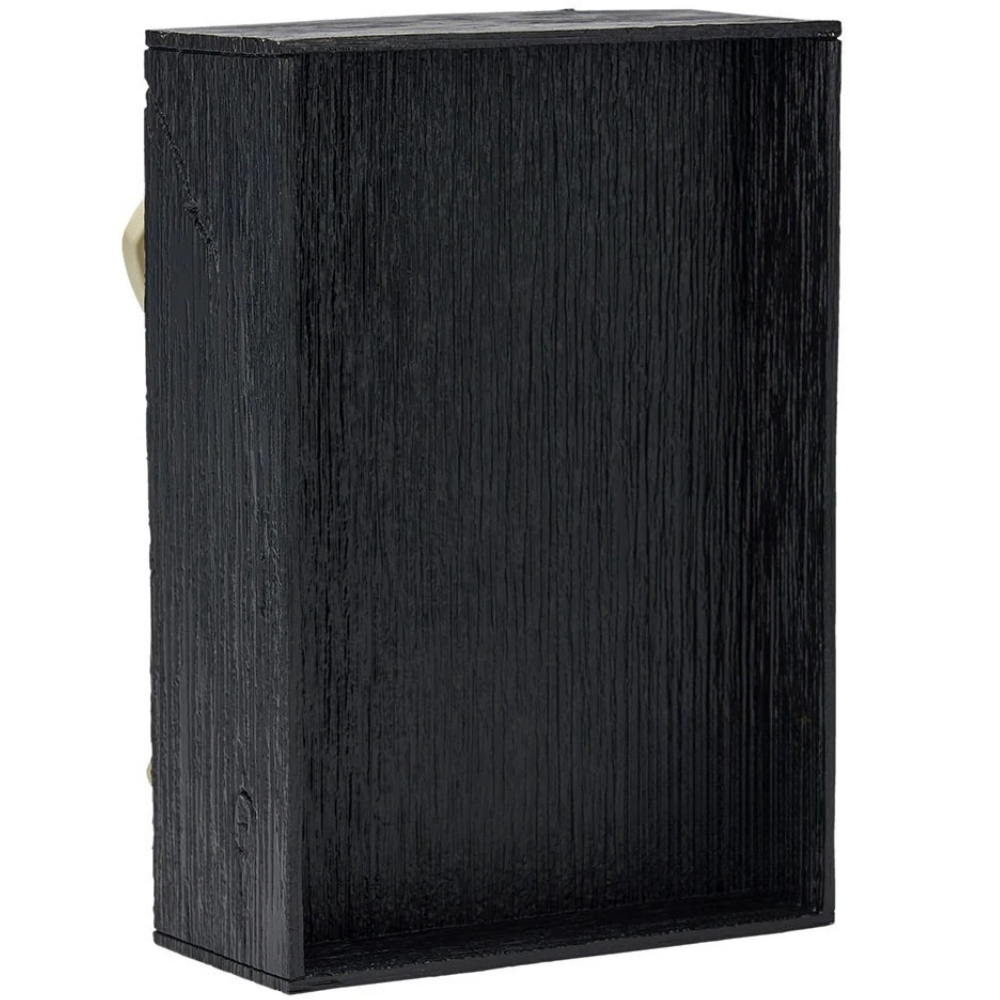 Un oggetto rettangolare nero con texture venata del legno, sfondo bianco.