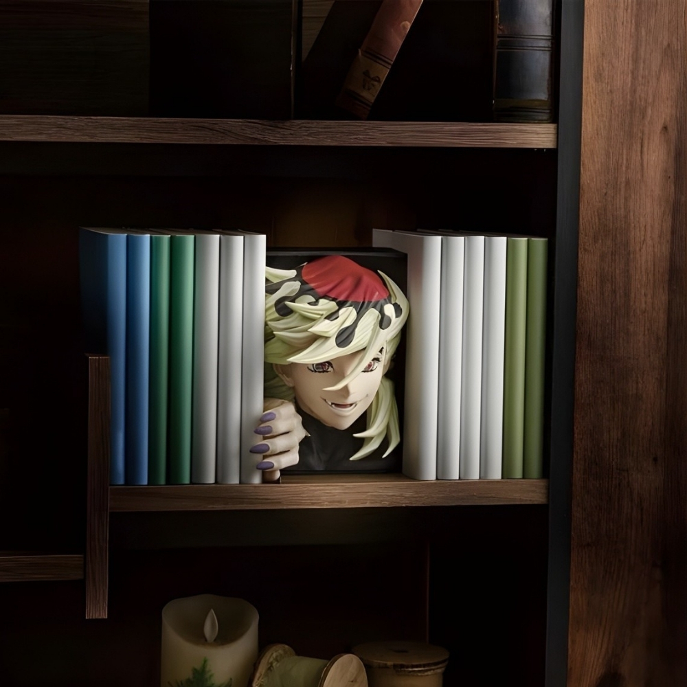 Figura anime che sbircia da dietro i libri su uno scaffale. Capelli biondi.